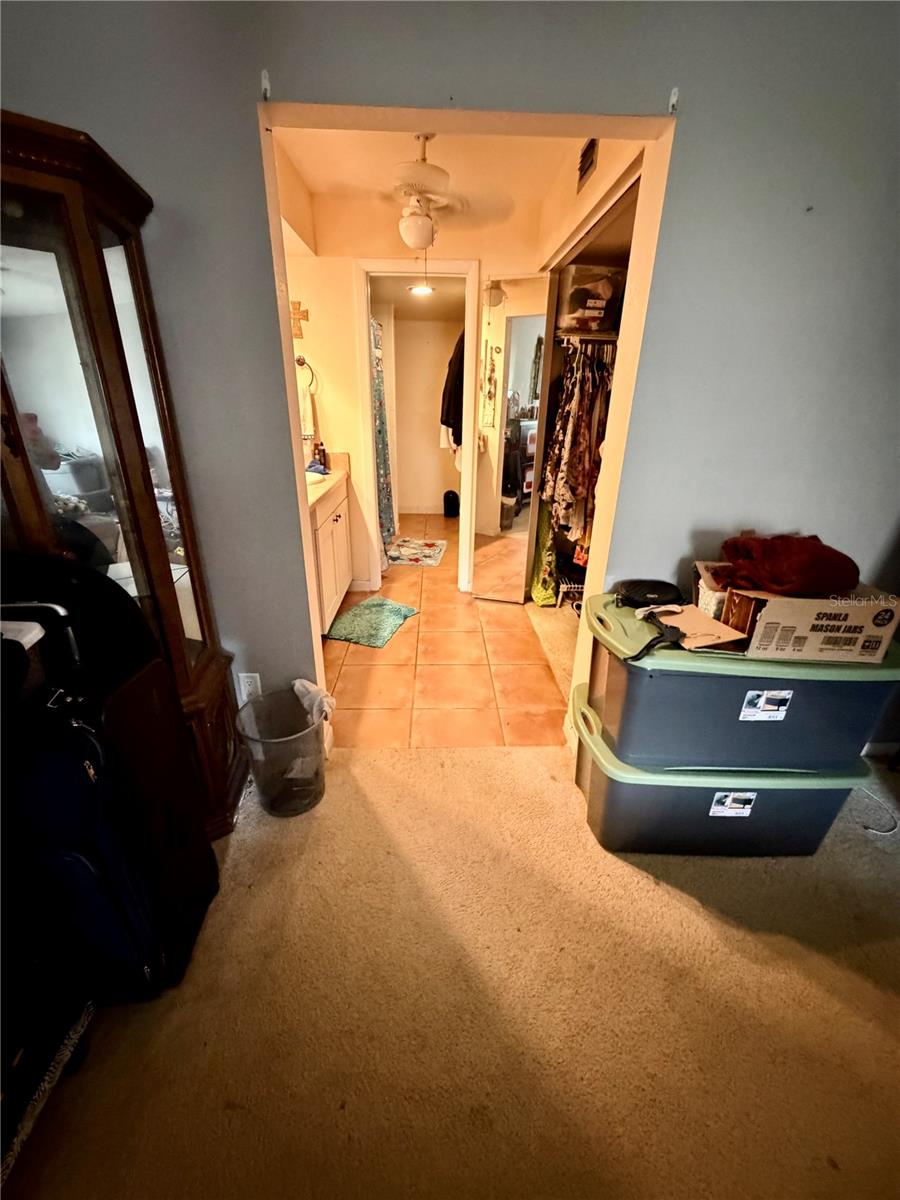 primary beddrom en-suite w full bathroom & walk-in closet