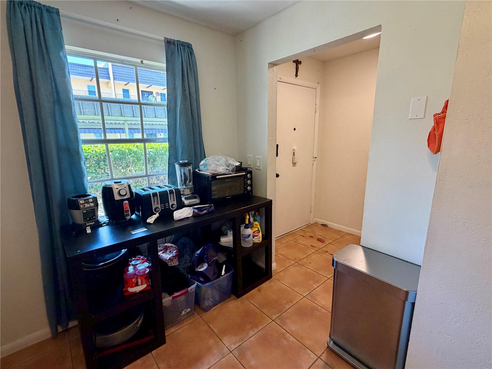 entry/kitchen
