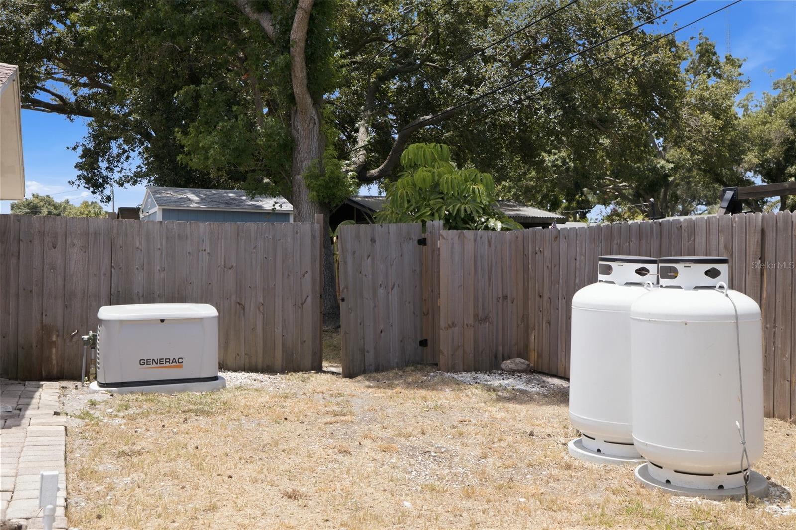 NEW Generac Generator with TWO 2420 lb propane cylinders - 1 week with of backup power