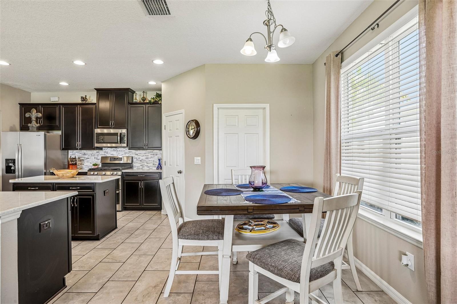 Dinette with view to kitchen