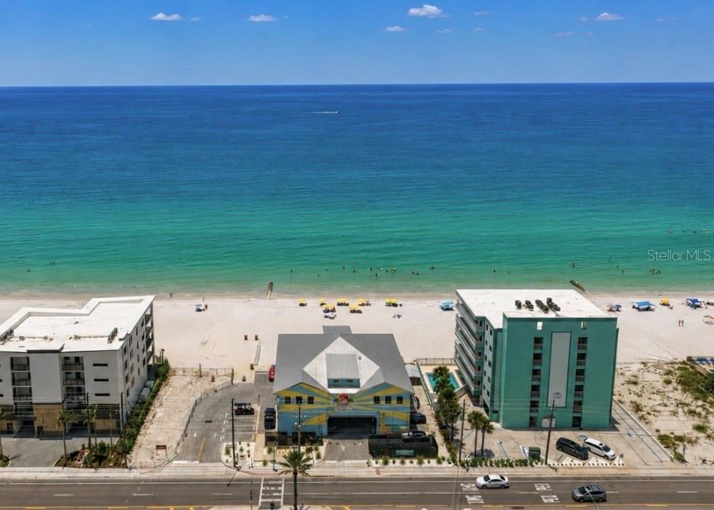 Walking distance to beach and Caddy's