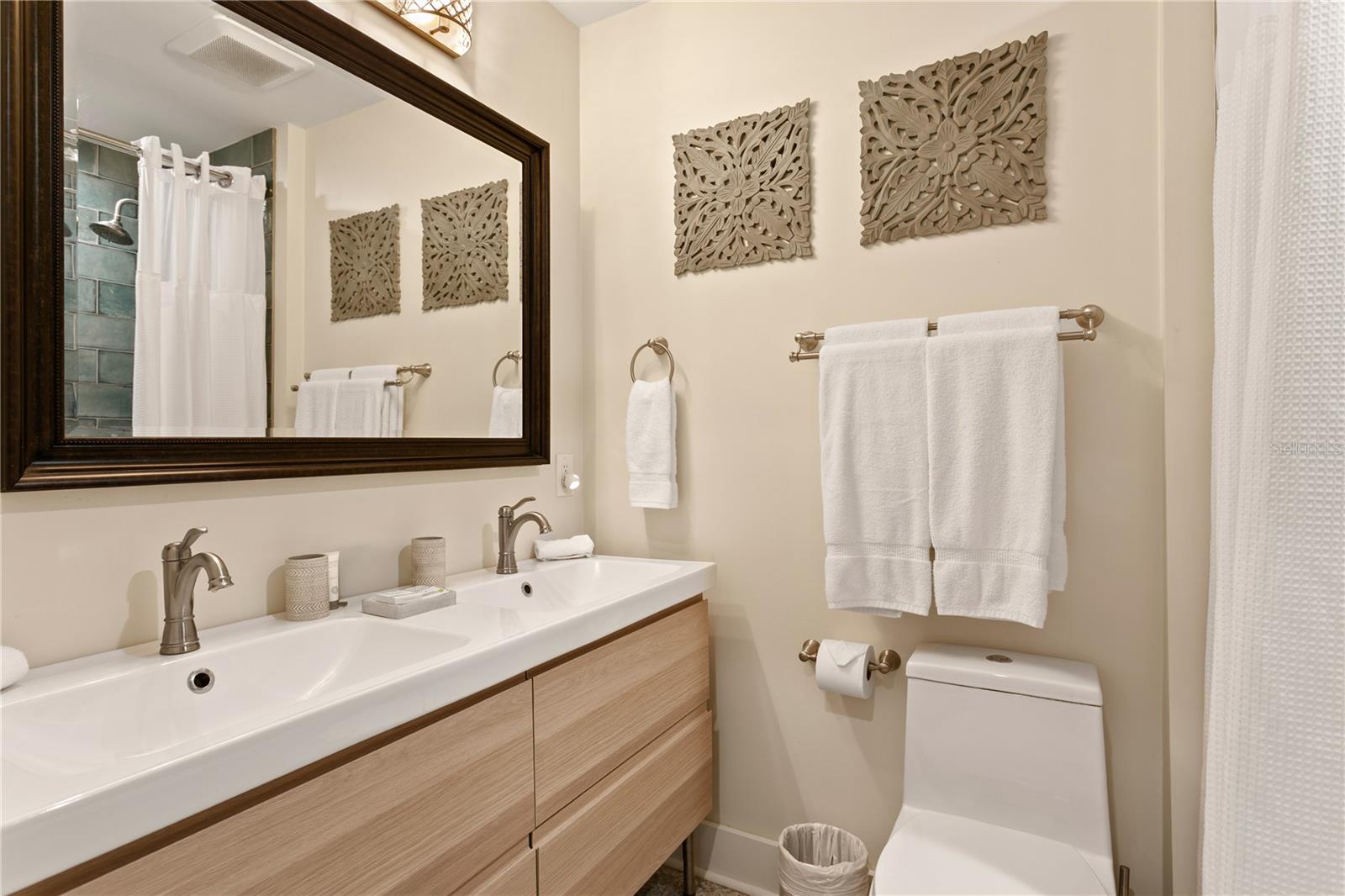 Primary bathroom, 1st floor
