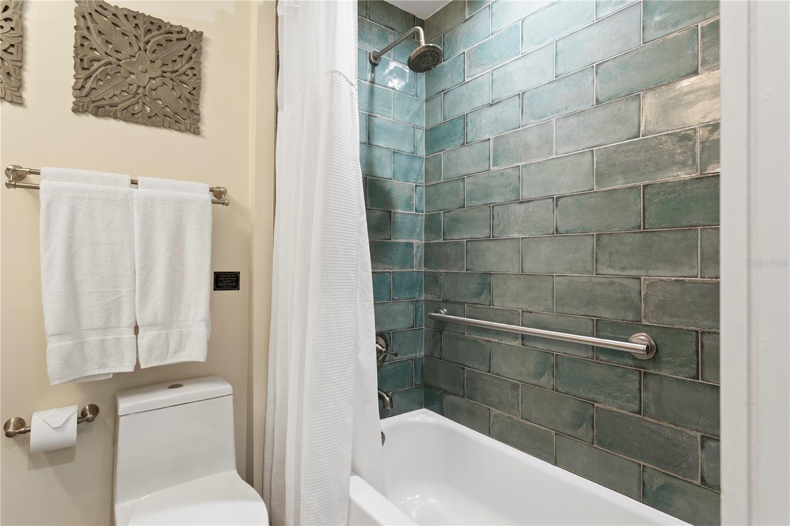 Shower/tub primary bathroom