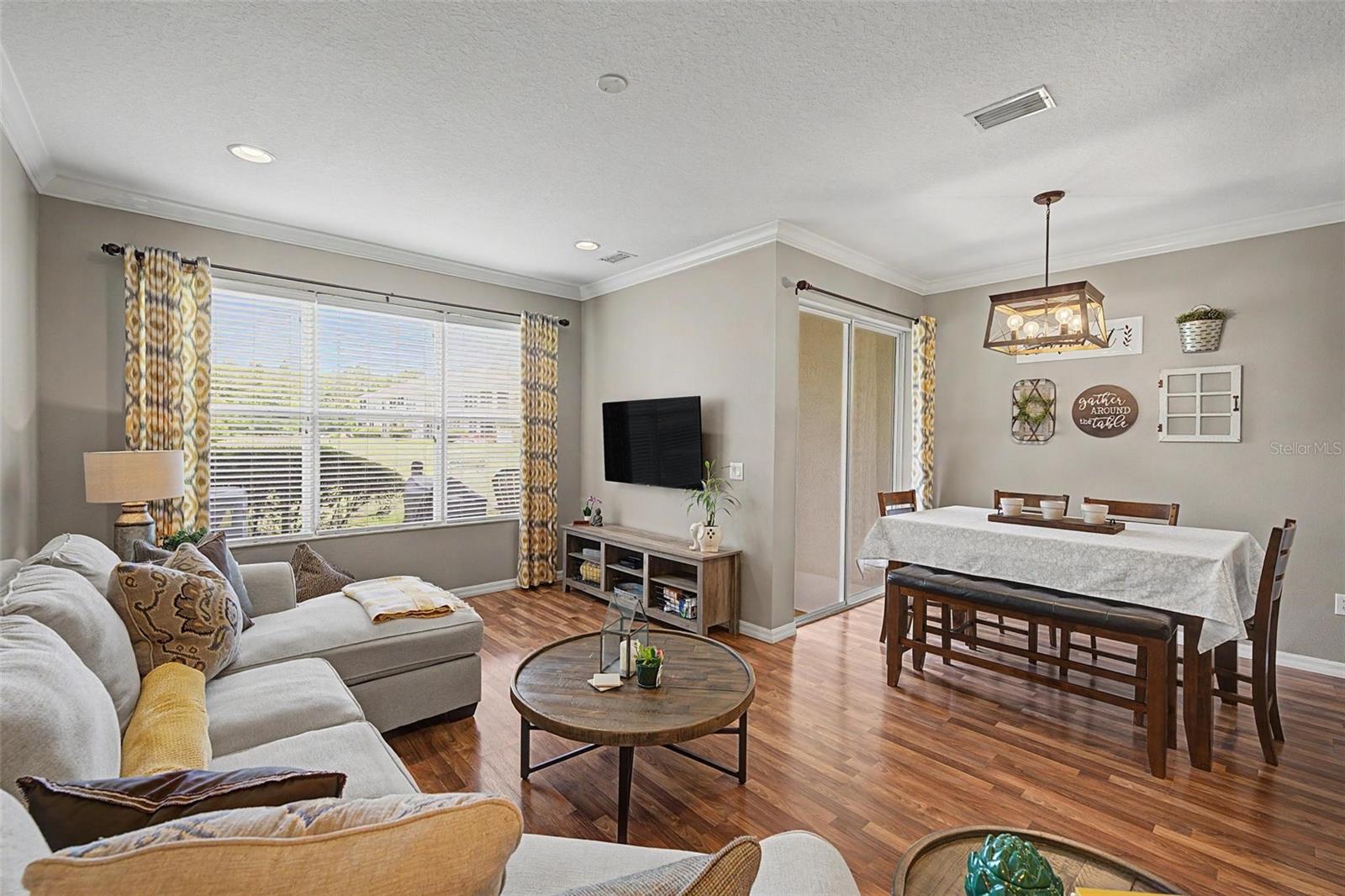 TB8522301