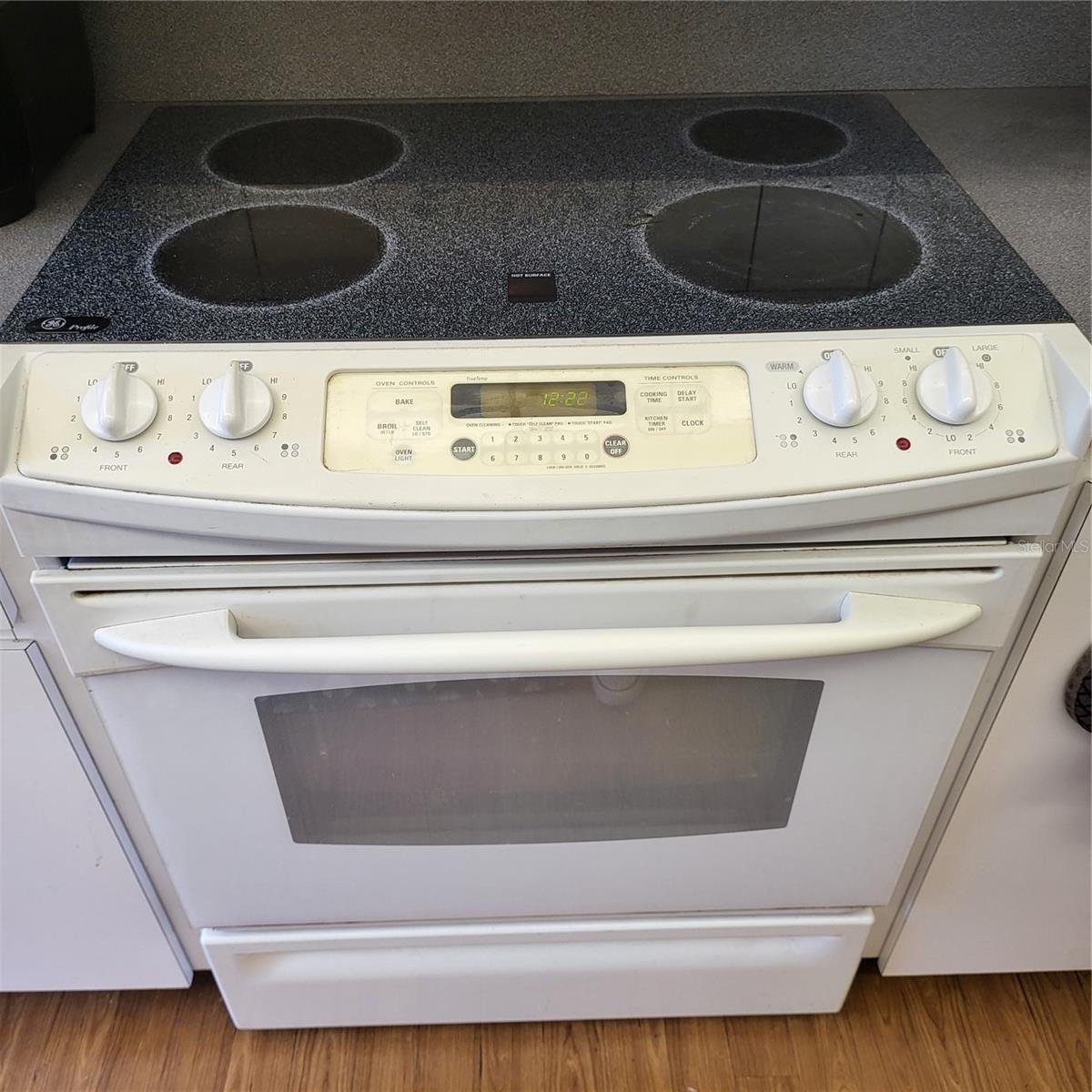 Range with glass cooktop