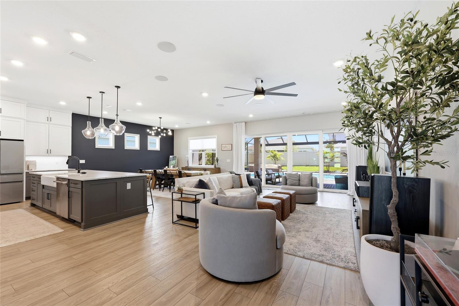 Luxurious Open Concept First Floor