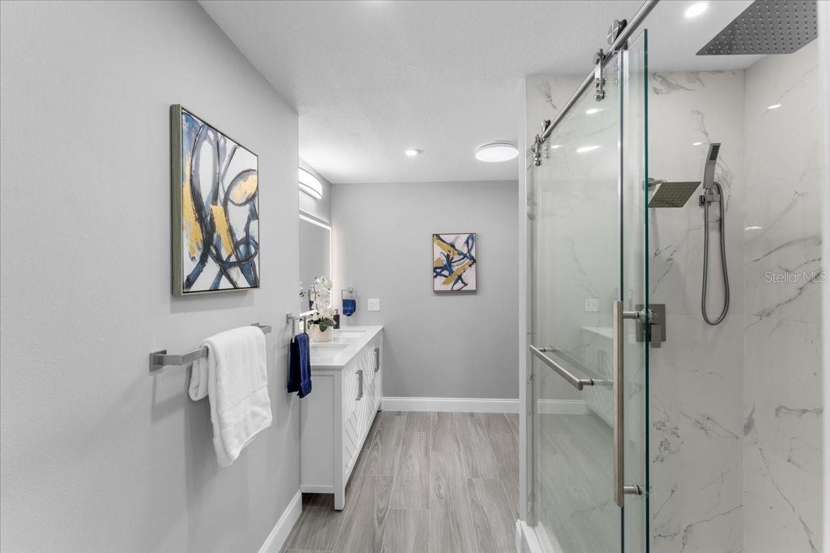 Master En suit Bath