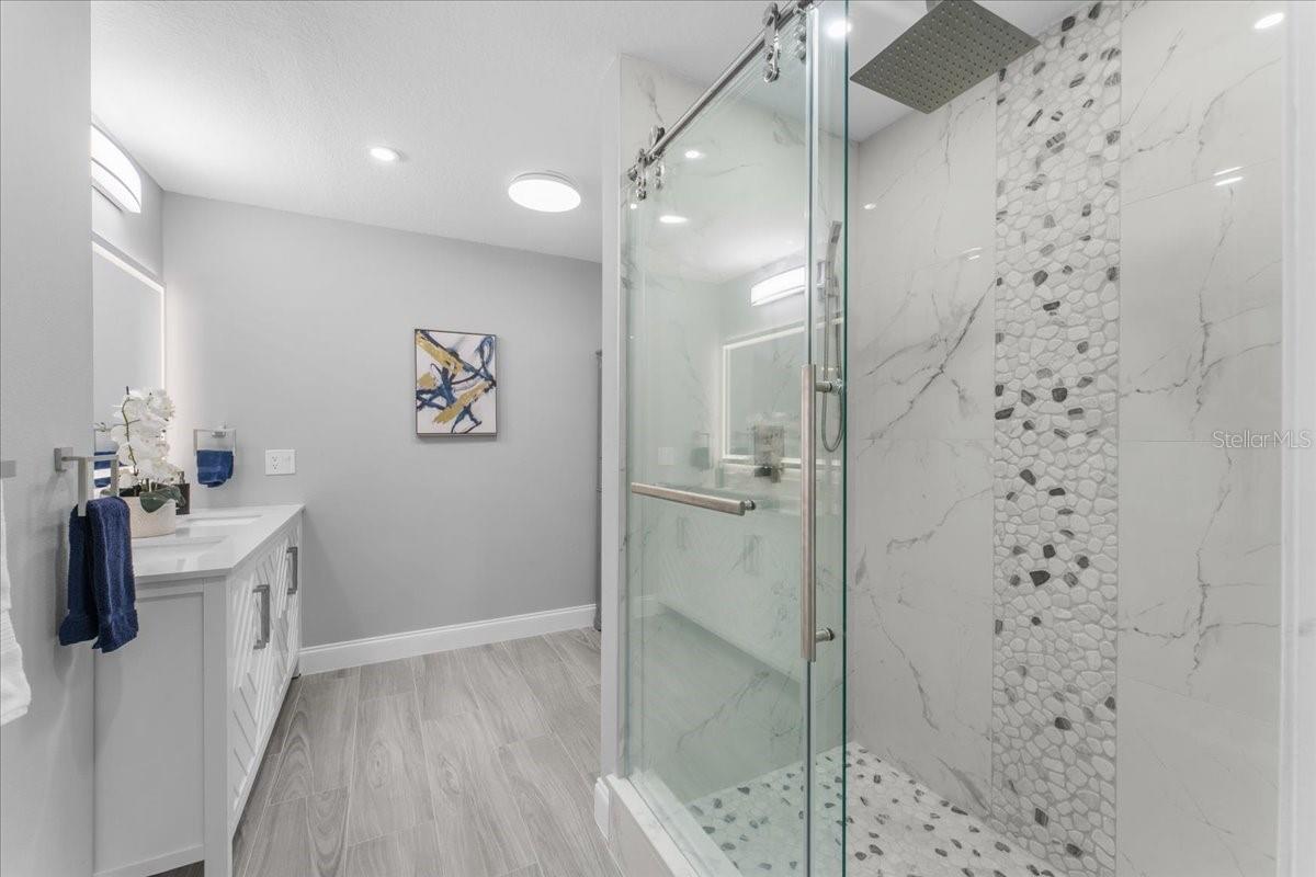 Master En suit Bath