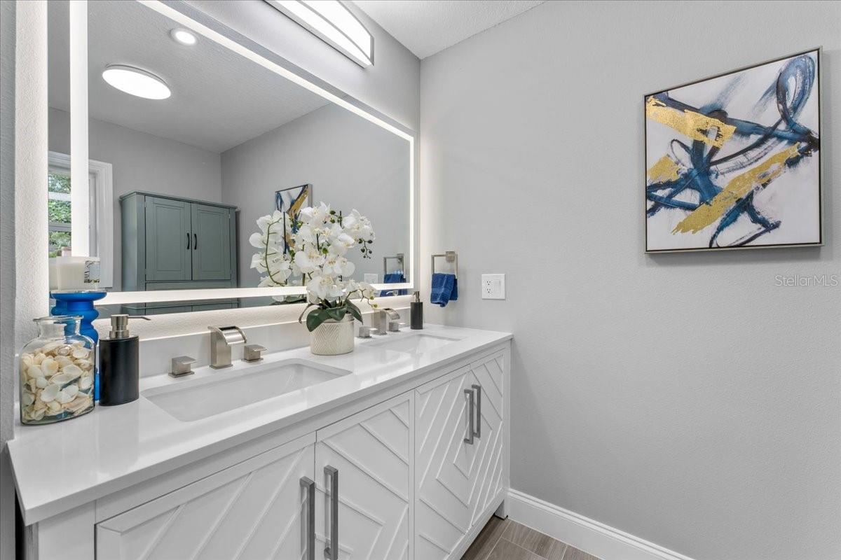 Master En suit Bath