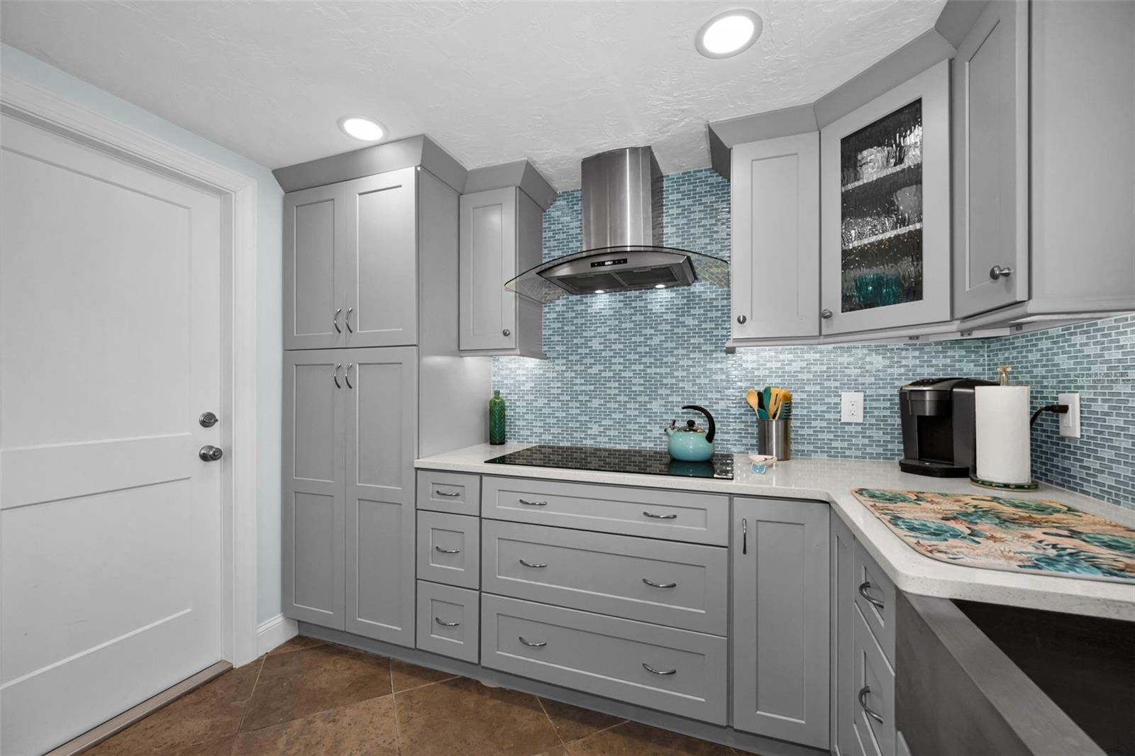 Kitchen range hood, double pantry's, decorative backsplash