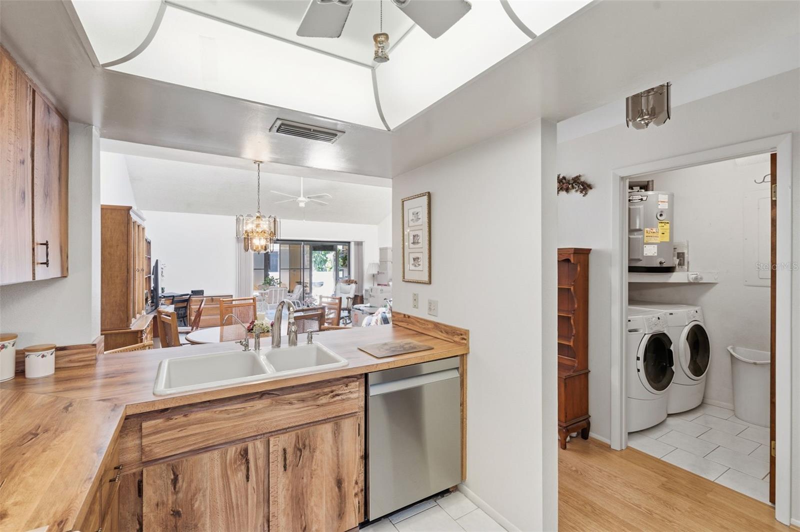 Double sink and breakfast bar