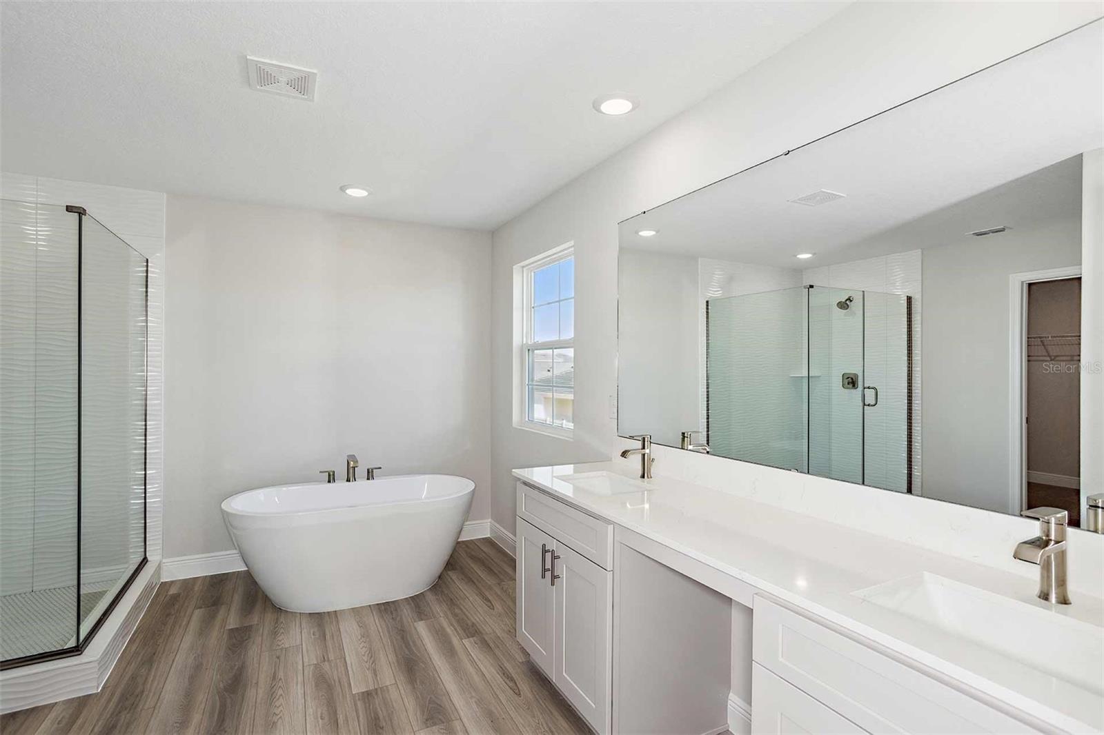 TB8522658