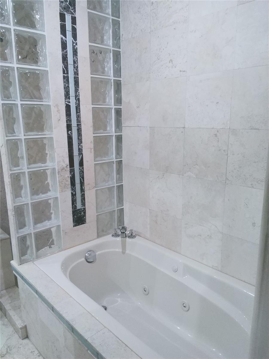 TB8522663