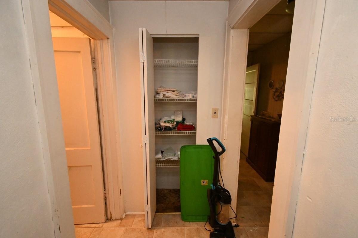 SMALL HALLWAY TO BATHRM