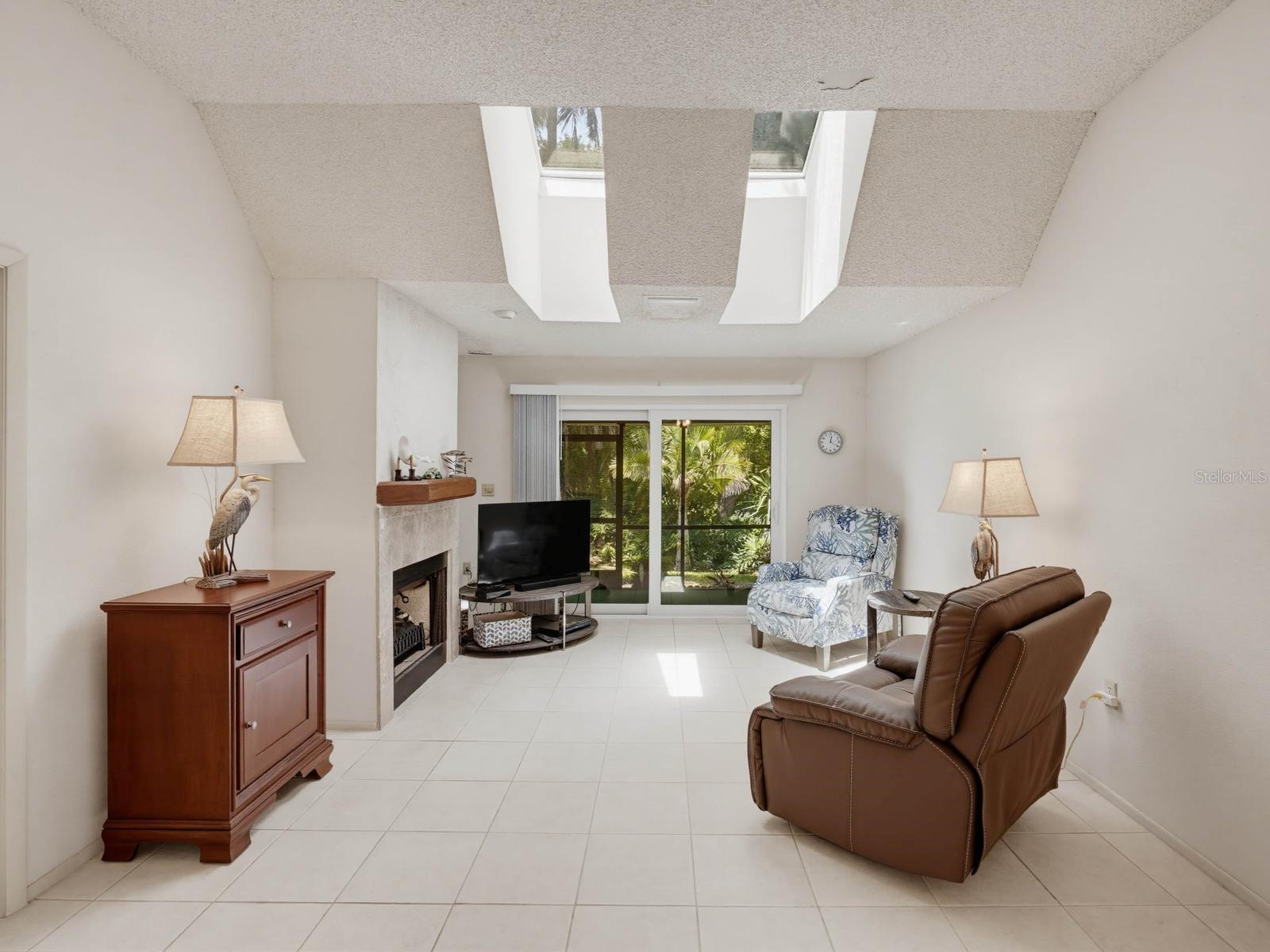 TB8522713