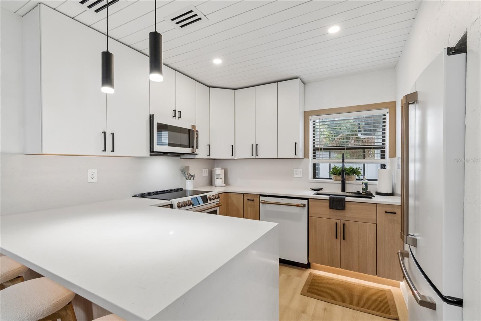 Kitchen with undermount cabinet (upper and lower) lighting
