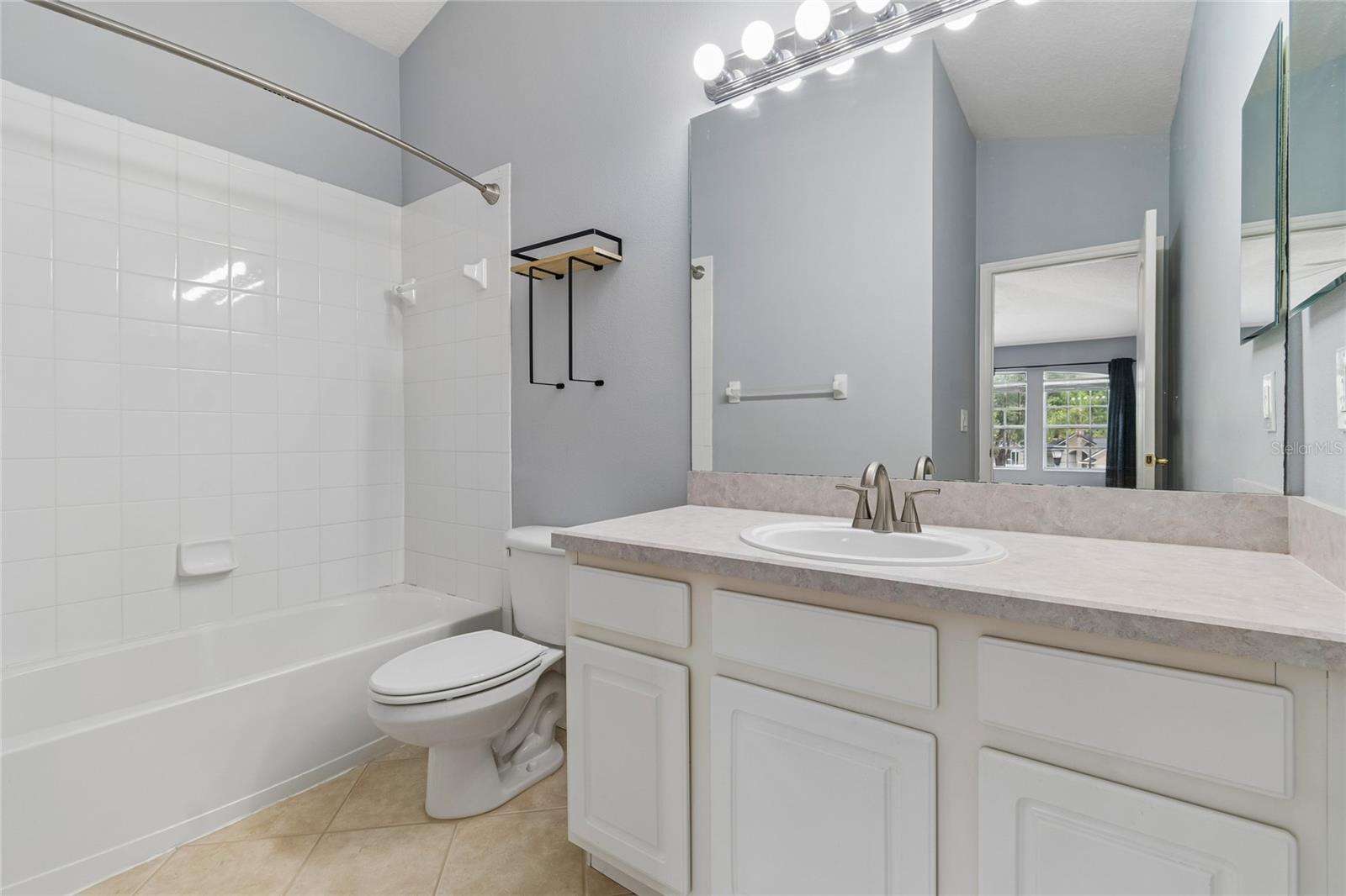 Full bath upper level bonus room / 5th bedroom