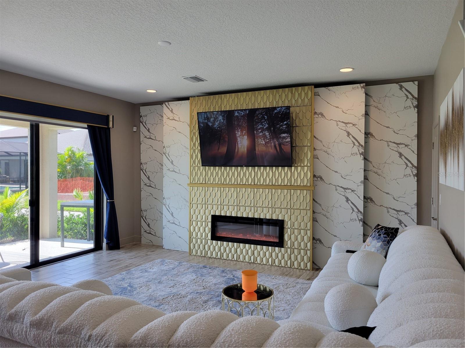 TB8522799
