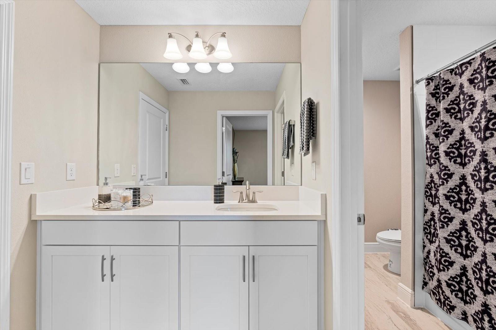 Jack & Jill Bath Updstairs between Beds 4 & 5