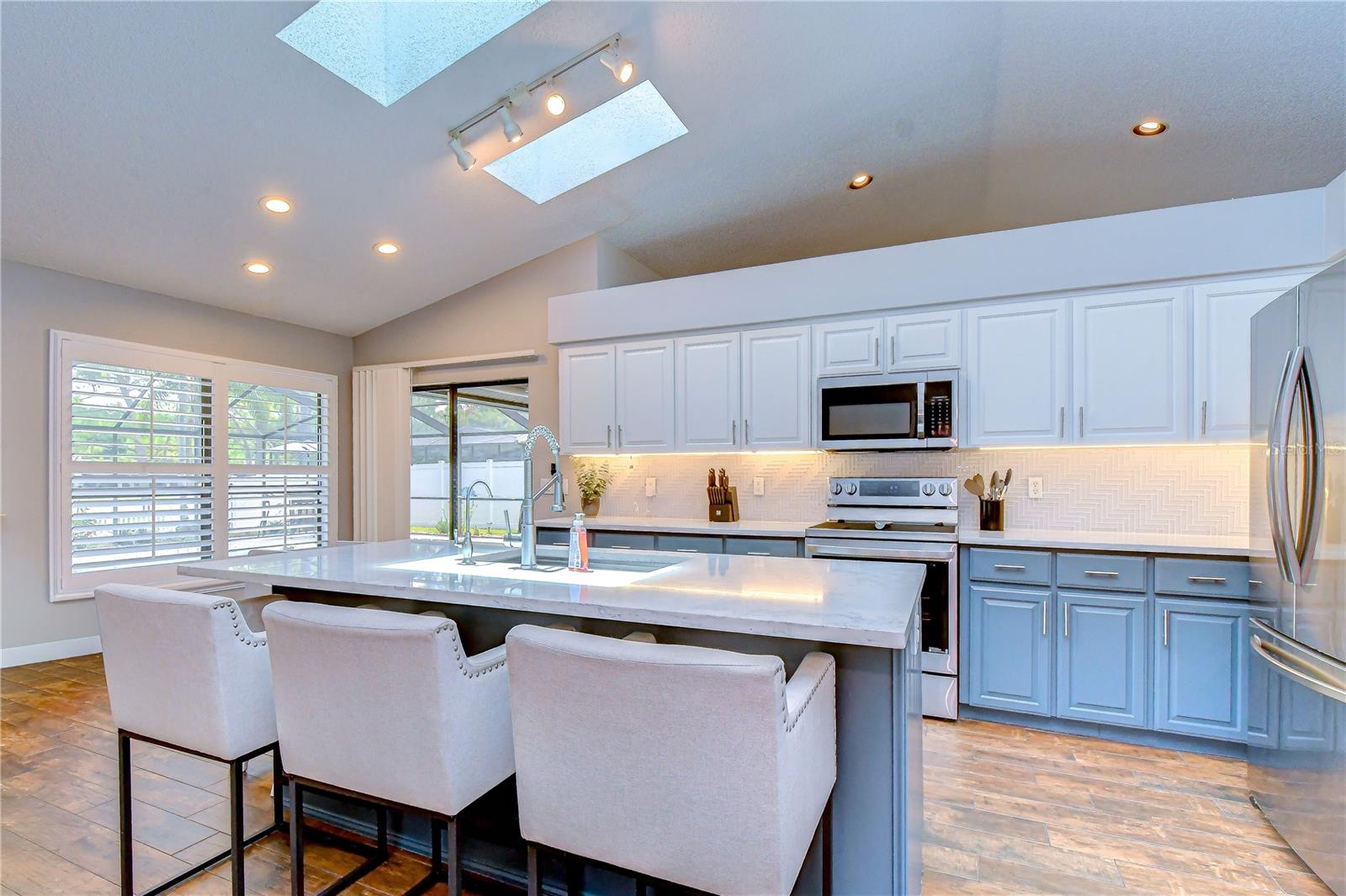 Beautifully renovated gourmet kitchen with stylish modern finishes.
