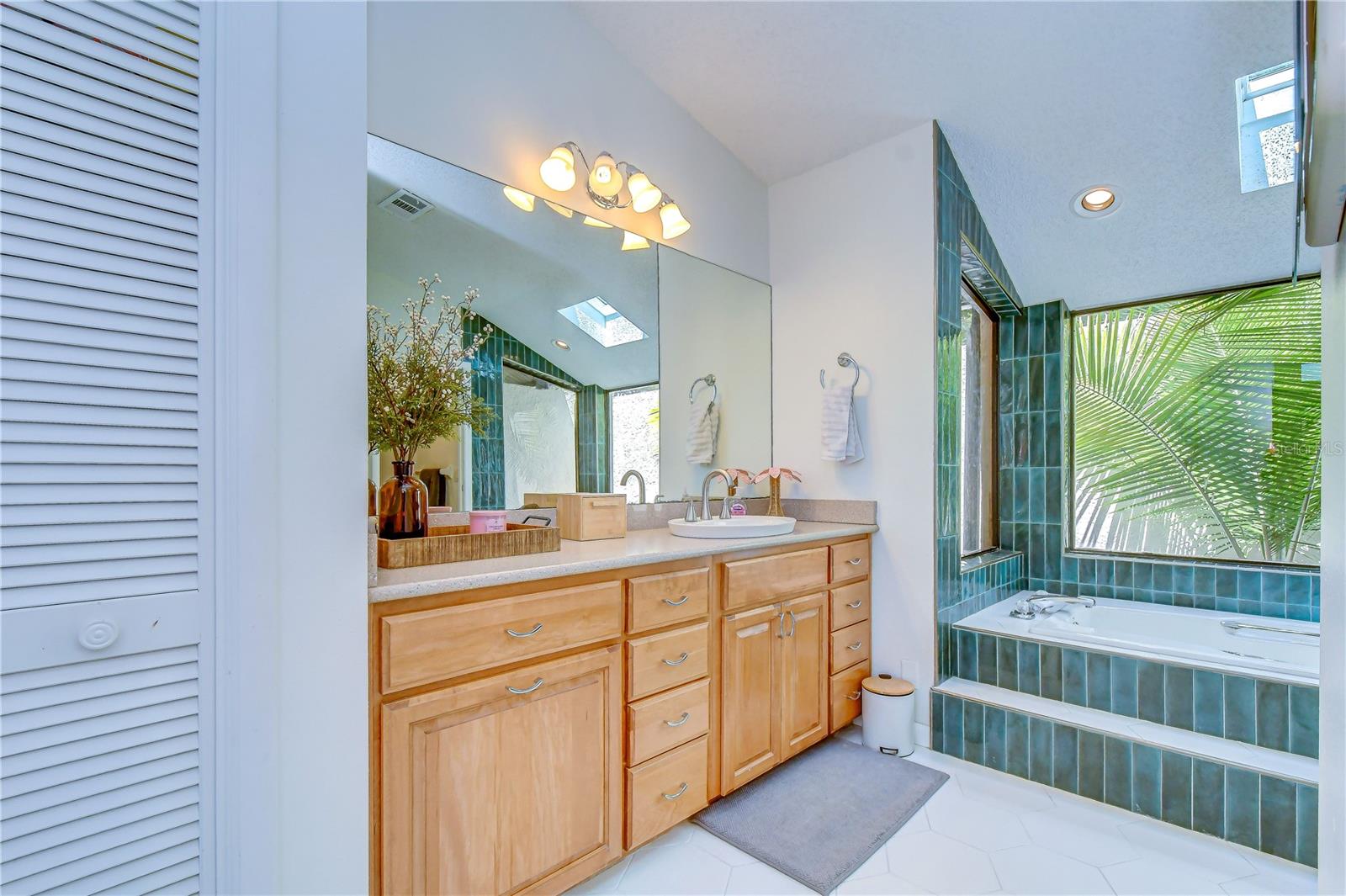 Well-appointed en-suite bath with luxurious amenities.