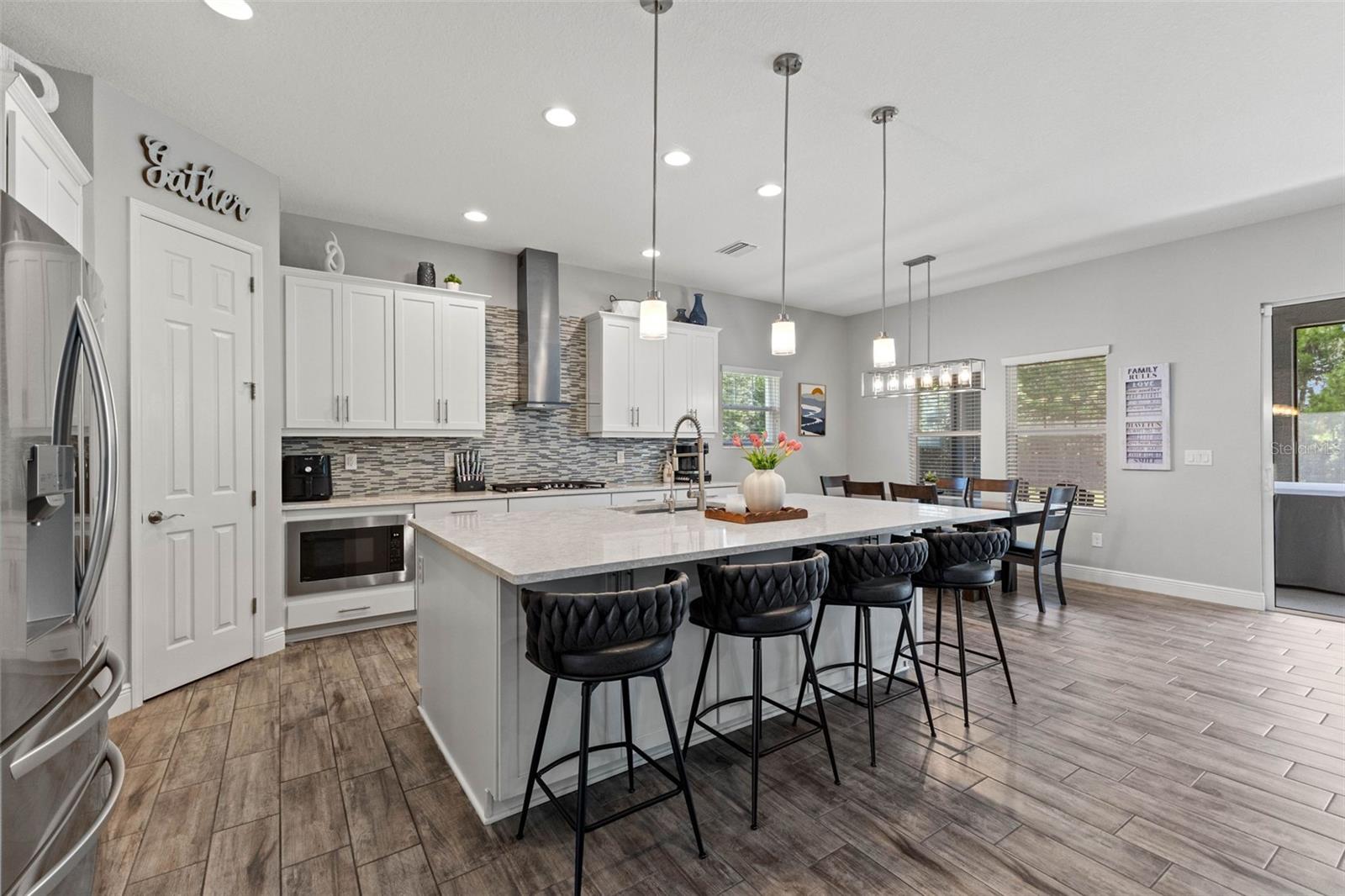 Kitchen perfect for all those Holiday meals and everyday meals