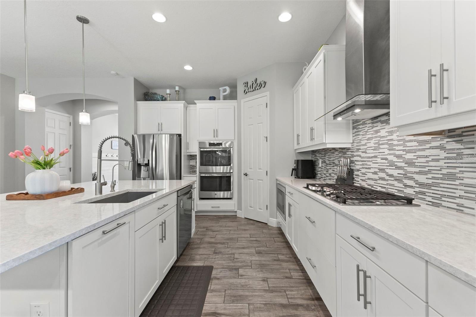 Plenty of prep space and large Gas Cooktop