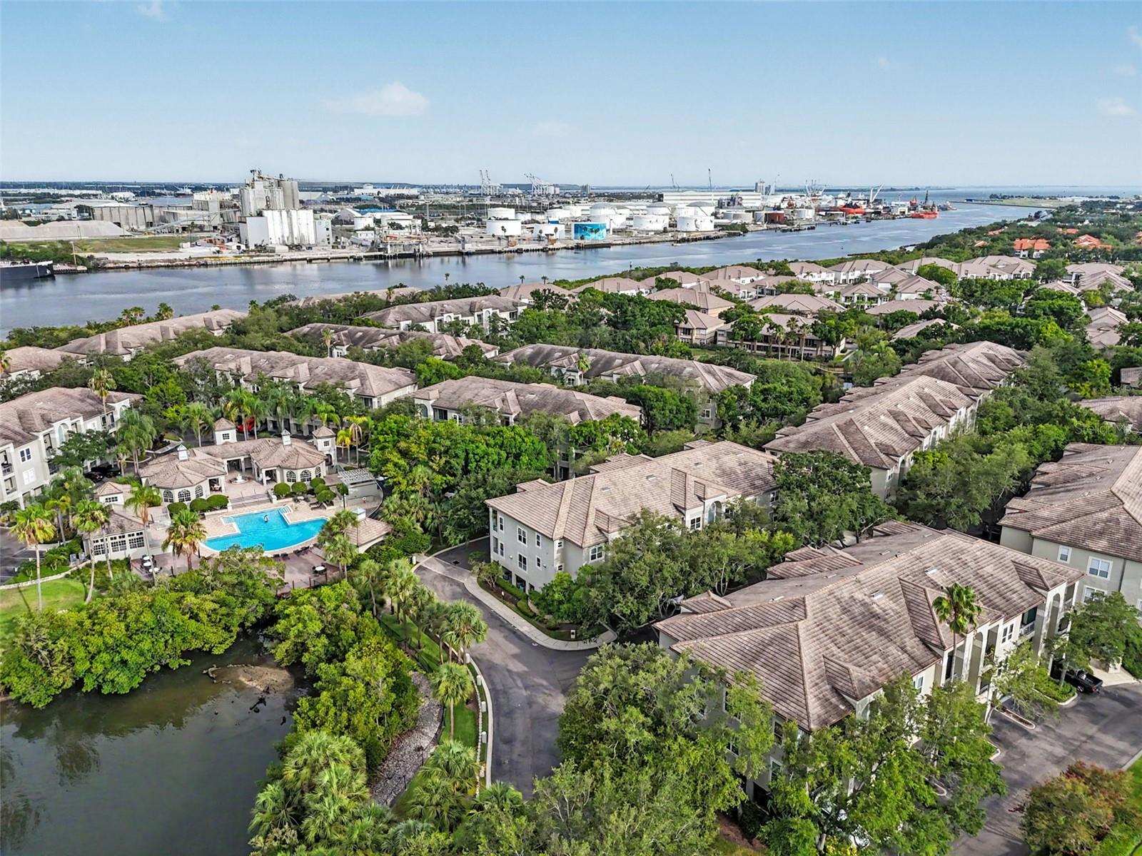 End-unit, Harbor, Pool