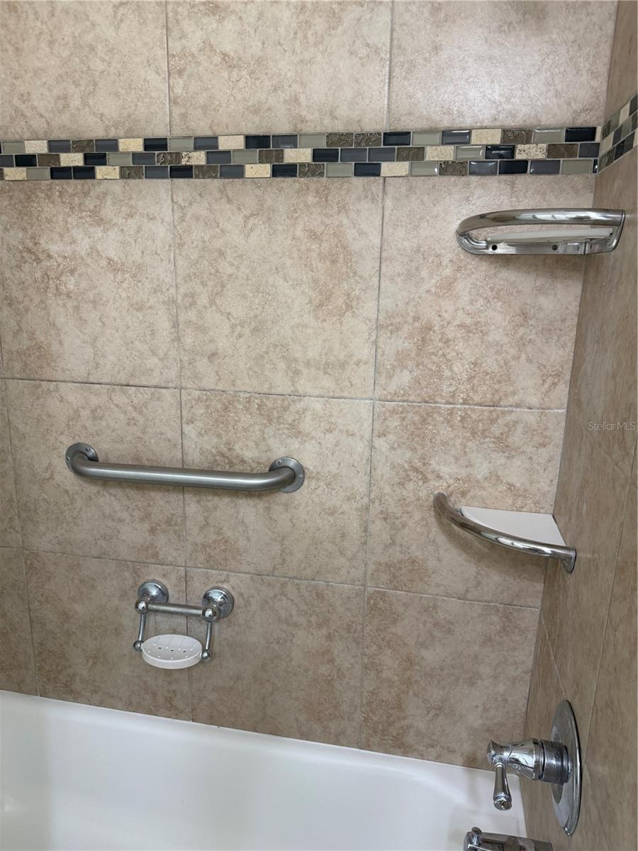 TB8522974