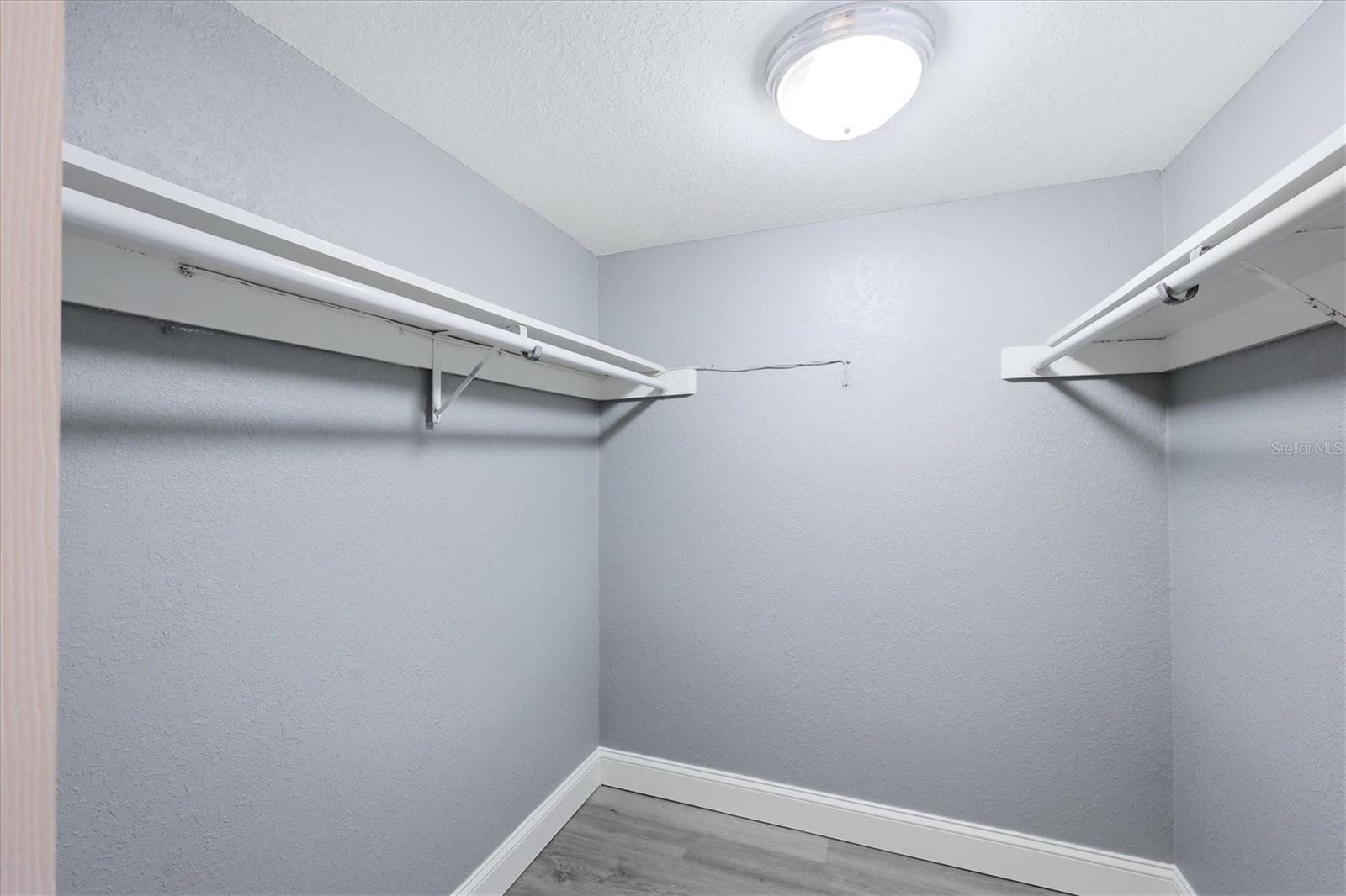 Walk in closed it primary bedroom