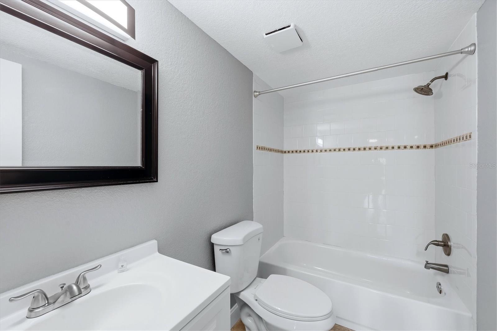 Bathroom shower/tub, single vanity