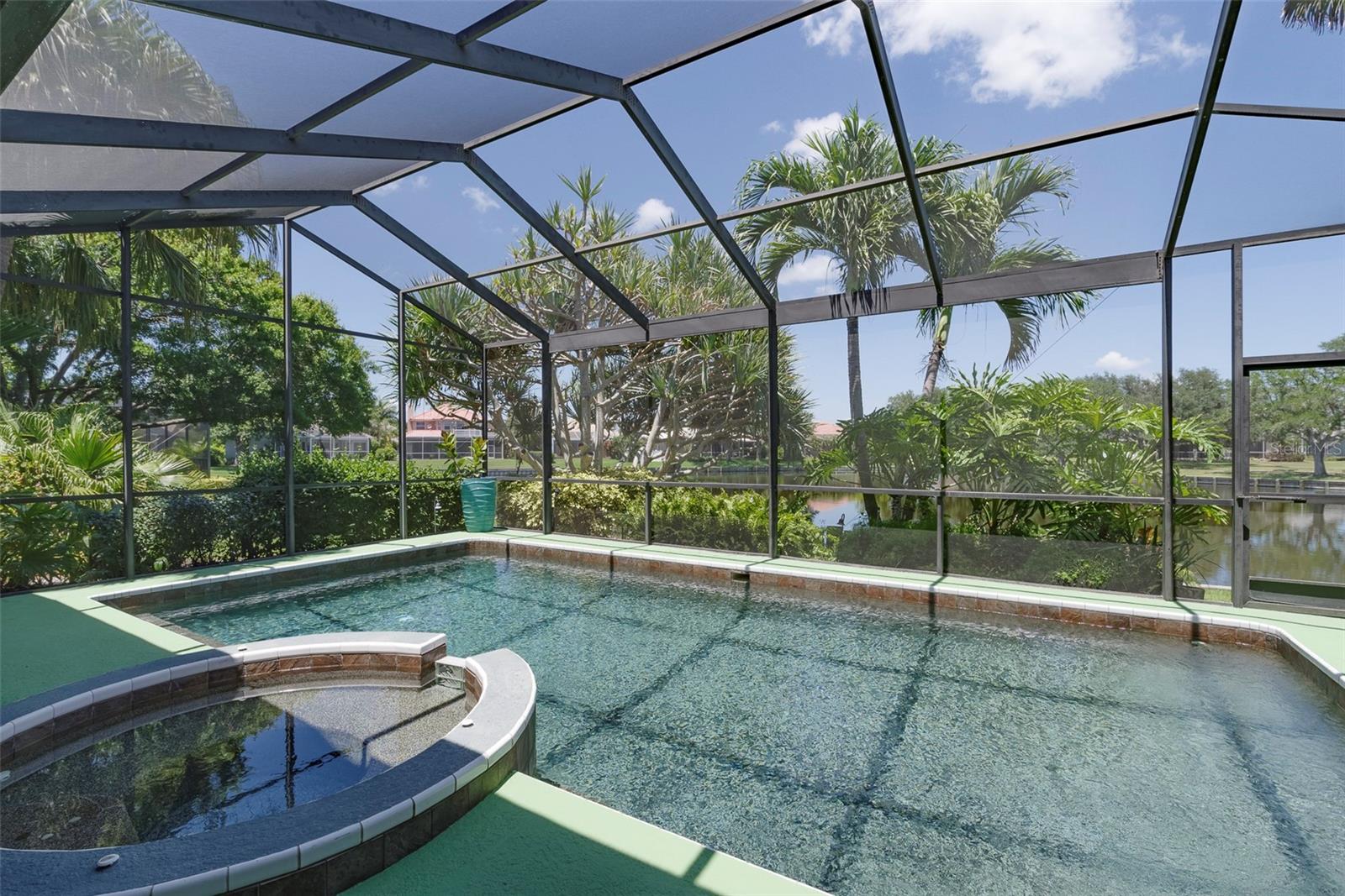 Pool, Spa & Lake Views