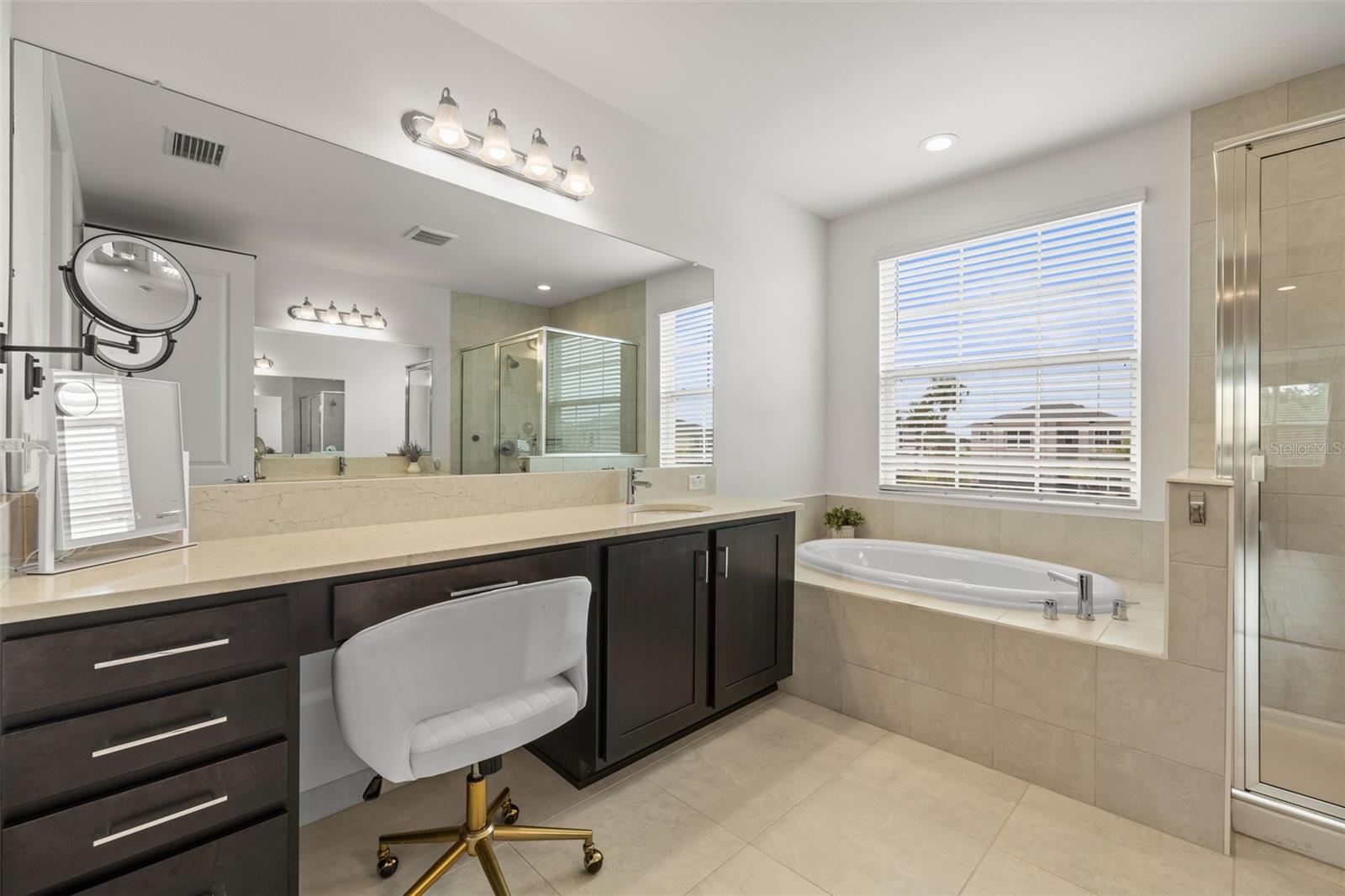 Primary ensuite w/ makeup vanity