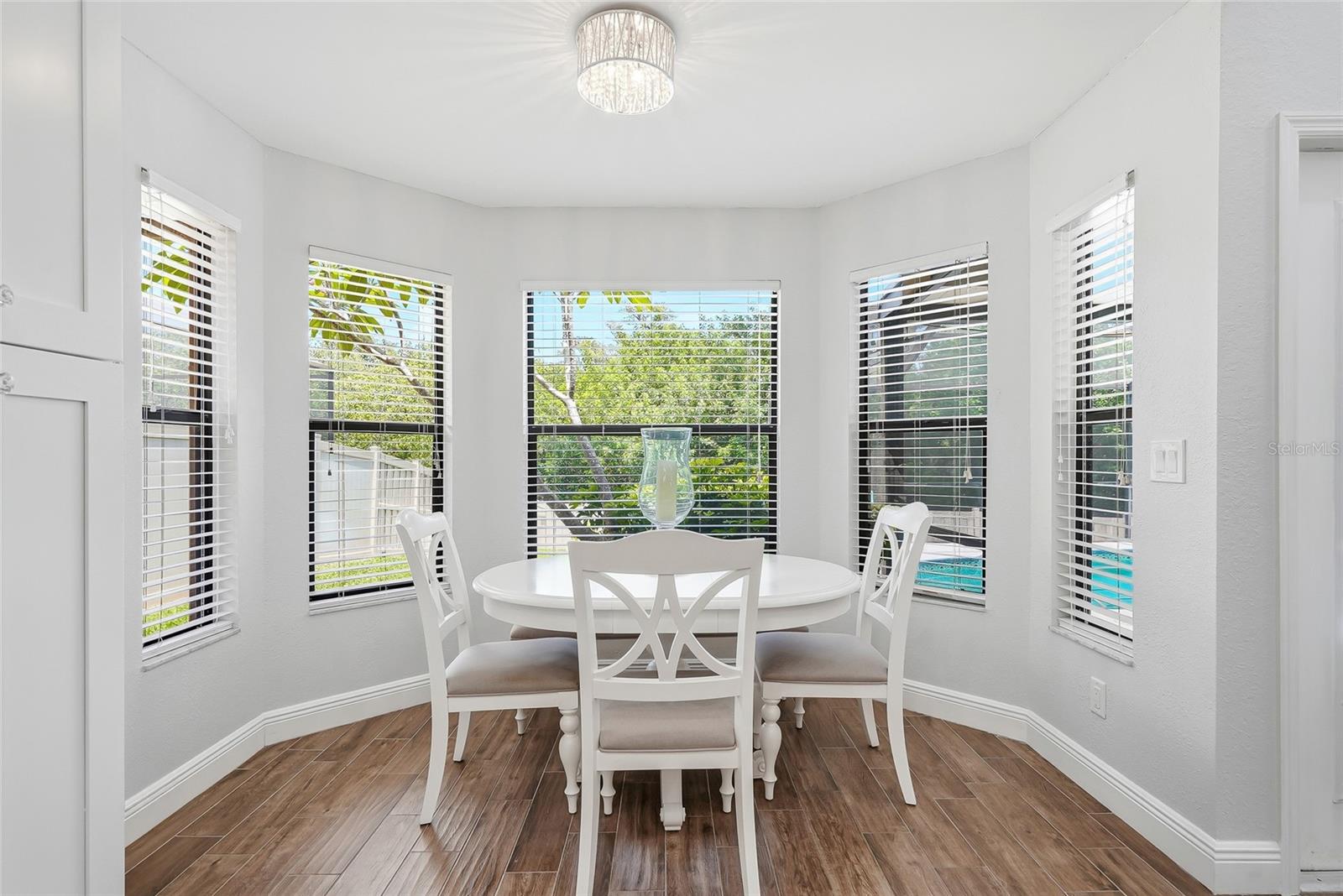 Dinette with beautiful views of the pool.