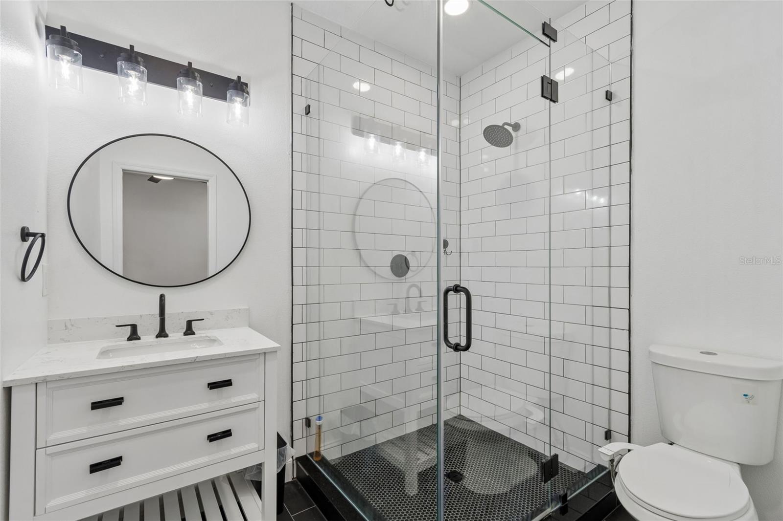 En suite bath with bedroom 4