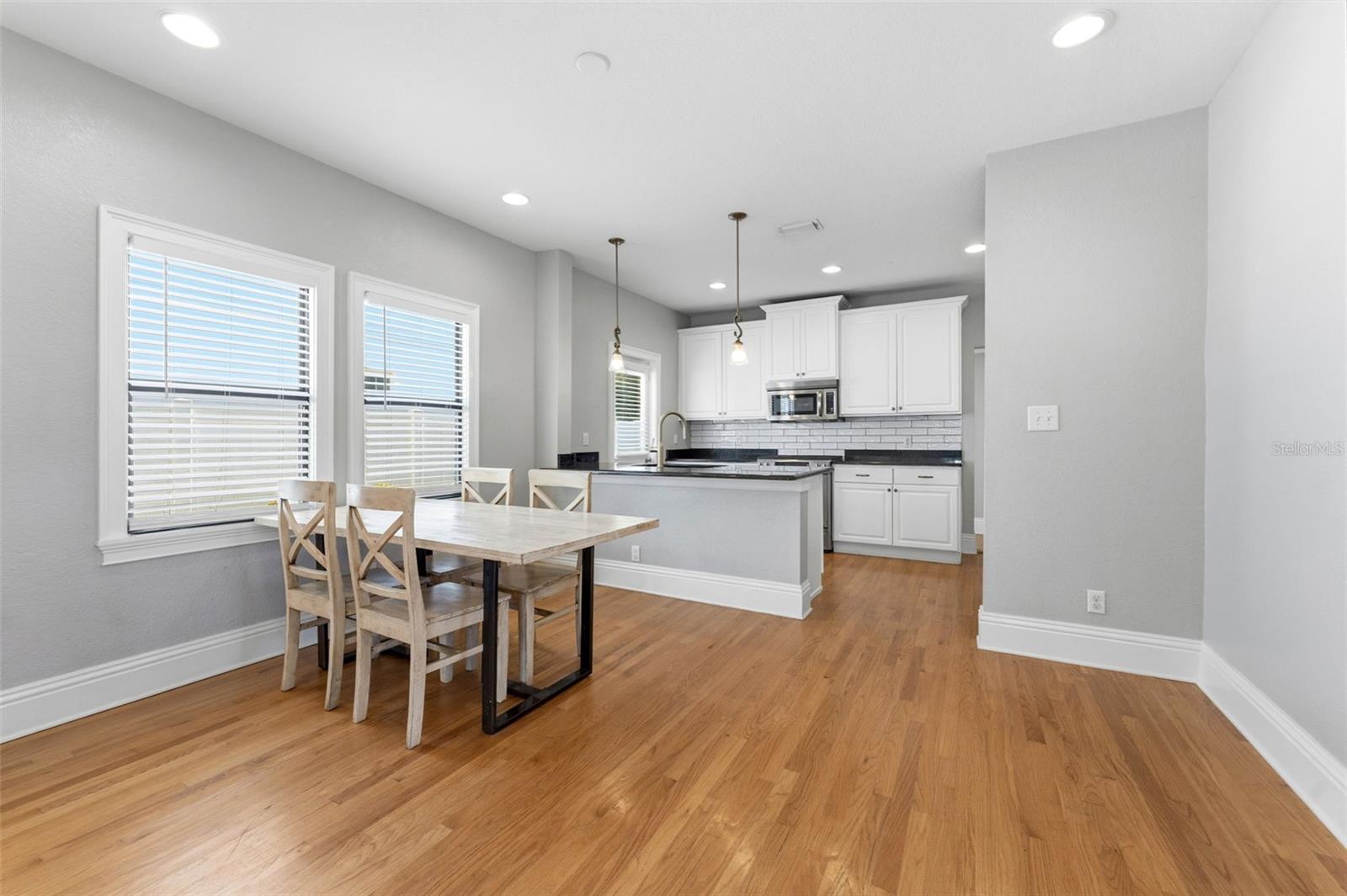 TB8523200