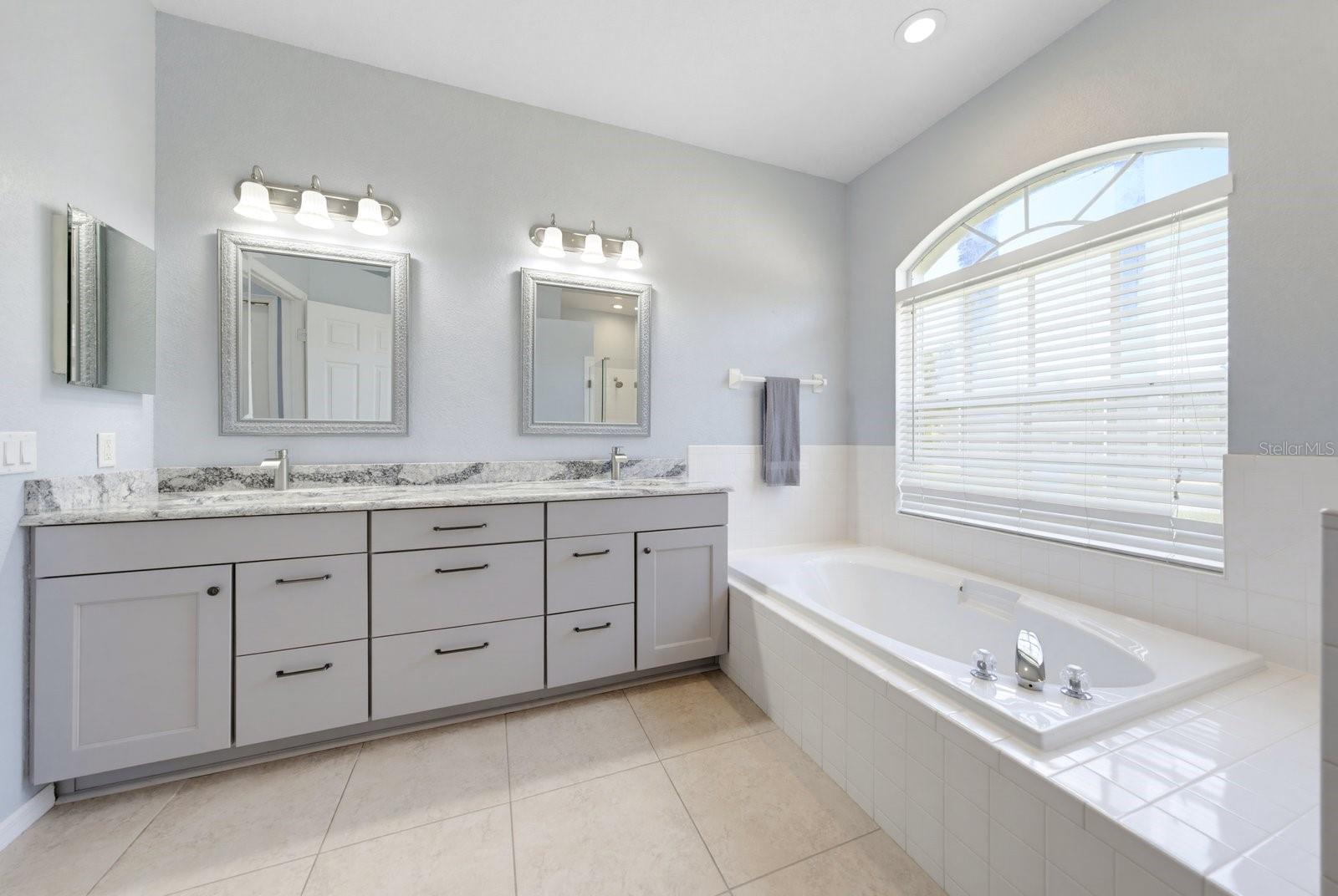 Primary Bedroom en suite bath