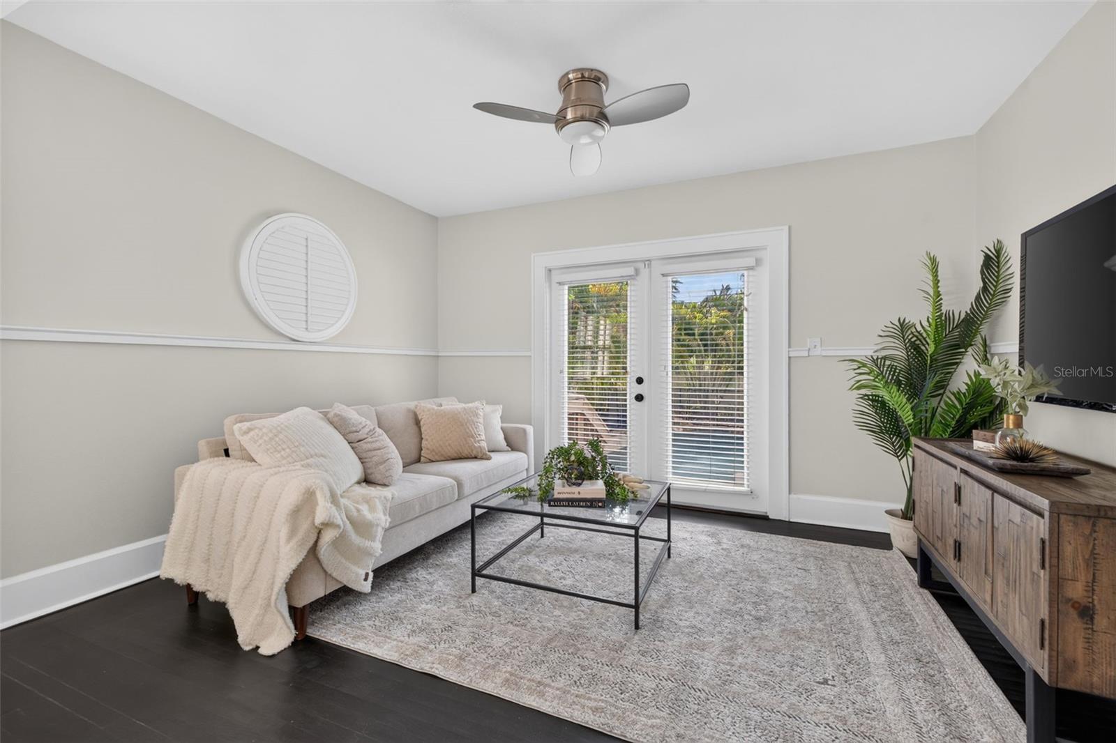Flex room / family room, primary suite