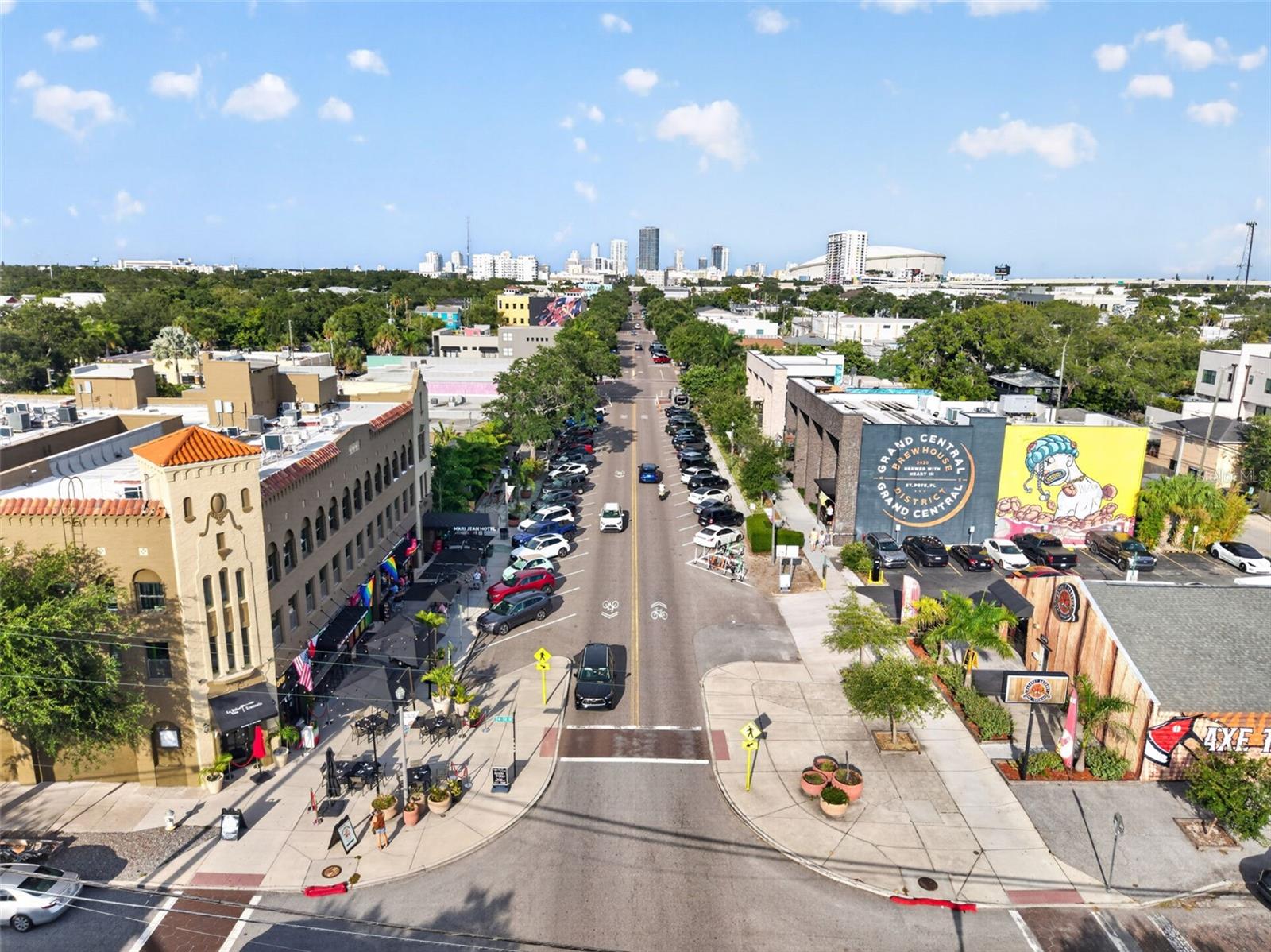 Restaurants and shopping on central Ave right around the corner