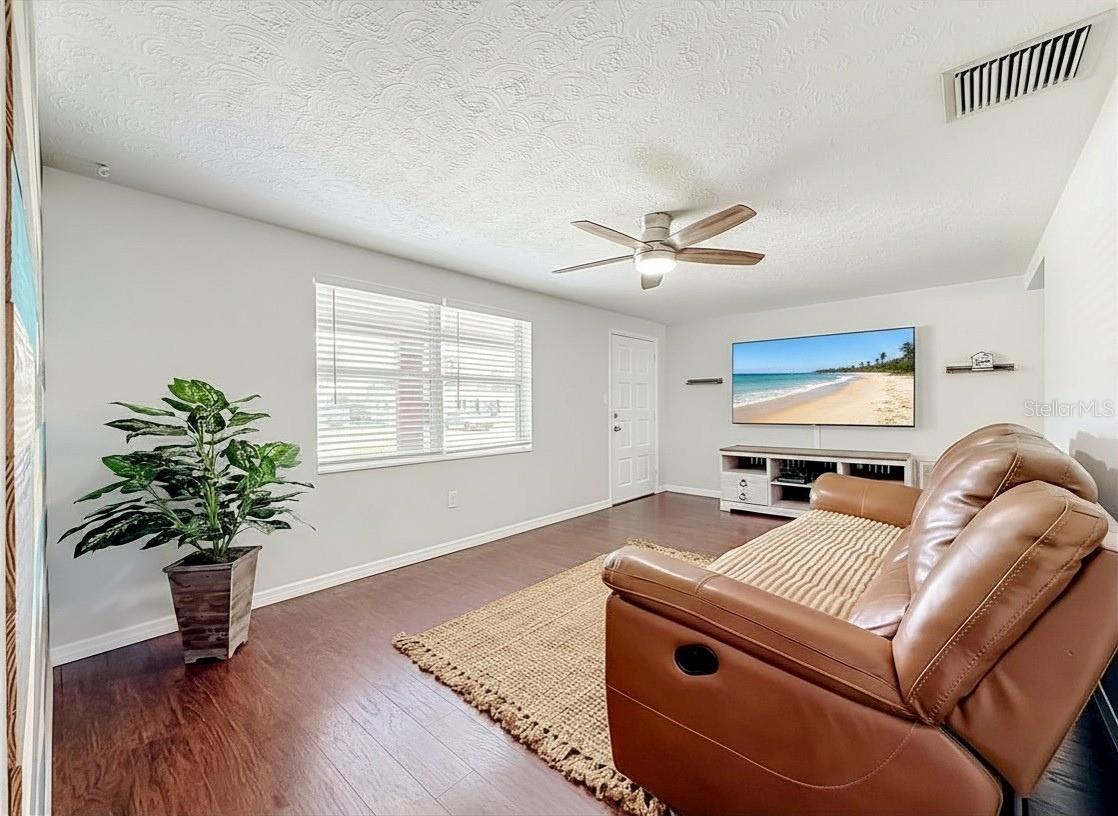 Living Room - comes with mounted 75 inch Samsung TV