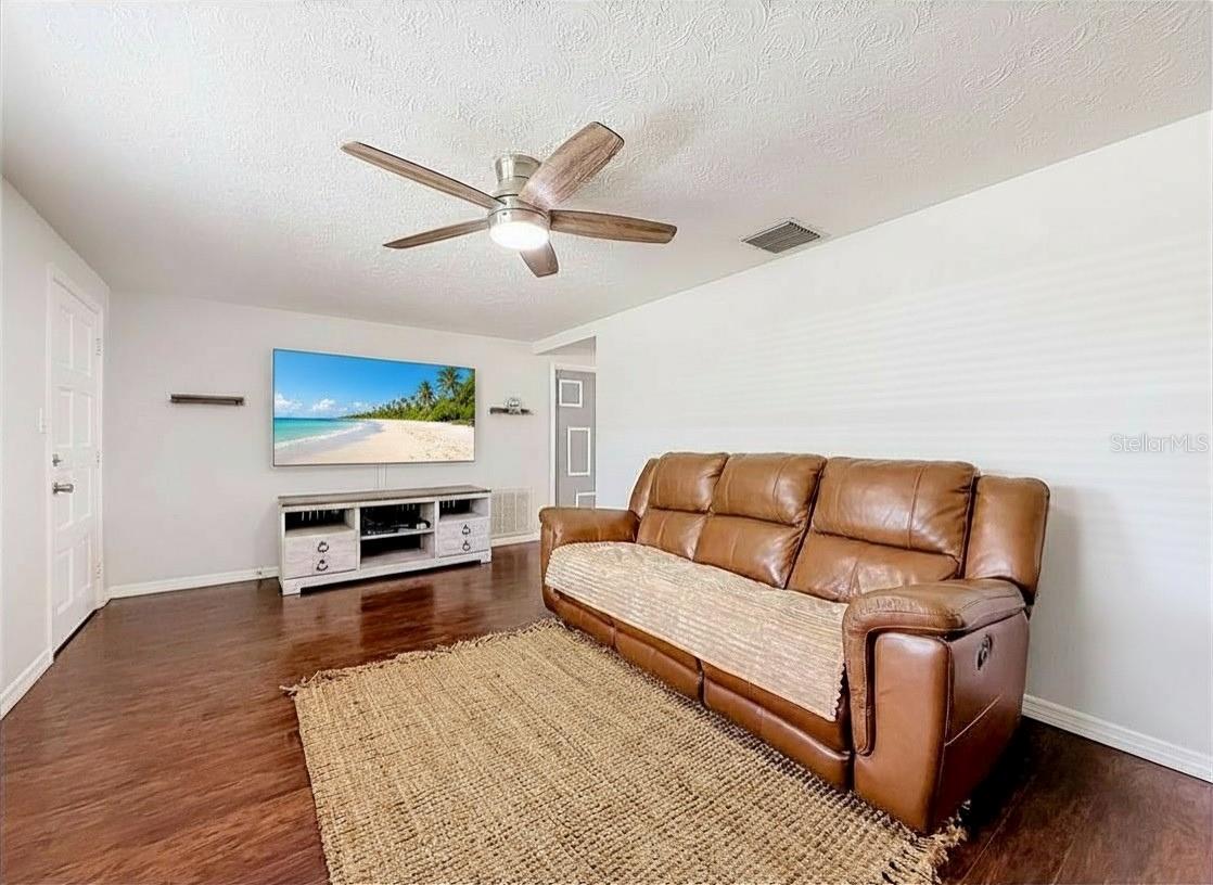 Living Room - comes with mounted 75 inch Samsung TV