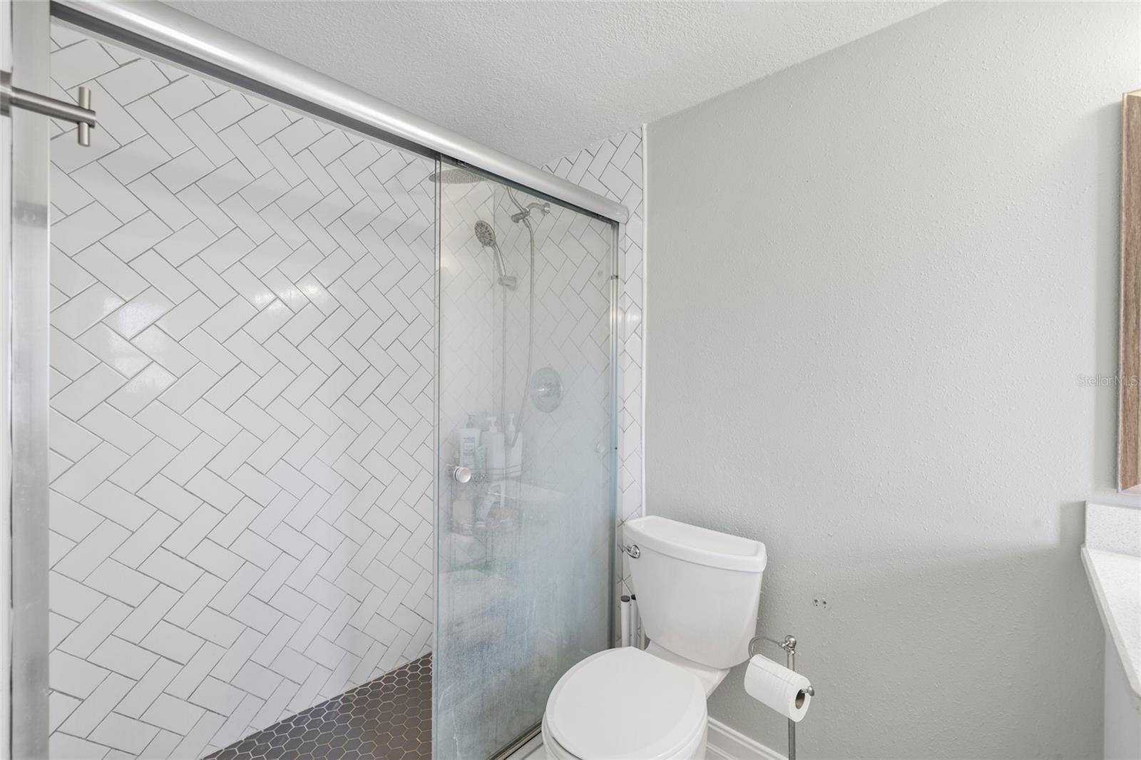 TB8523386