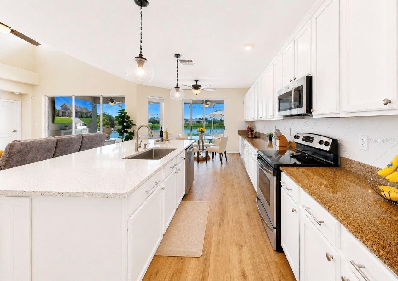 Living room-Kitchen combo