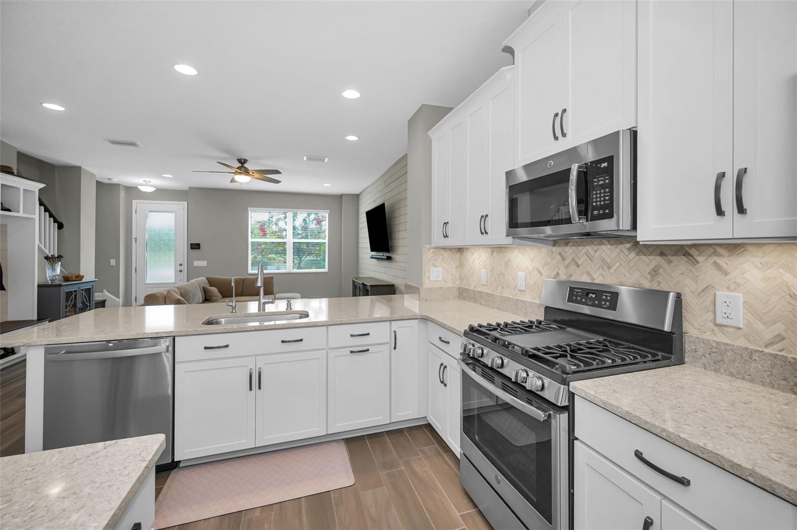 TB8523496