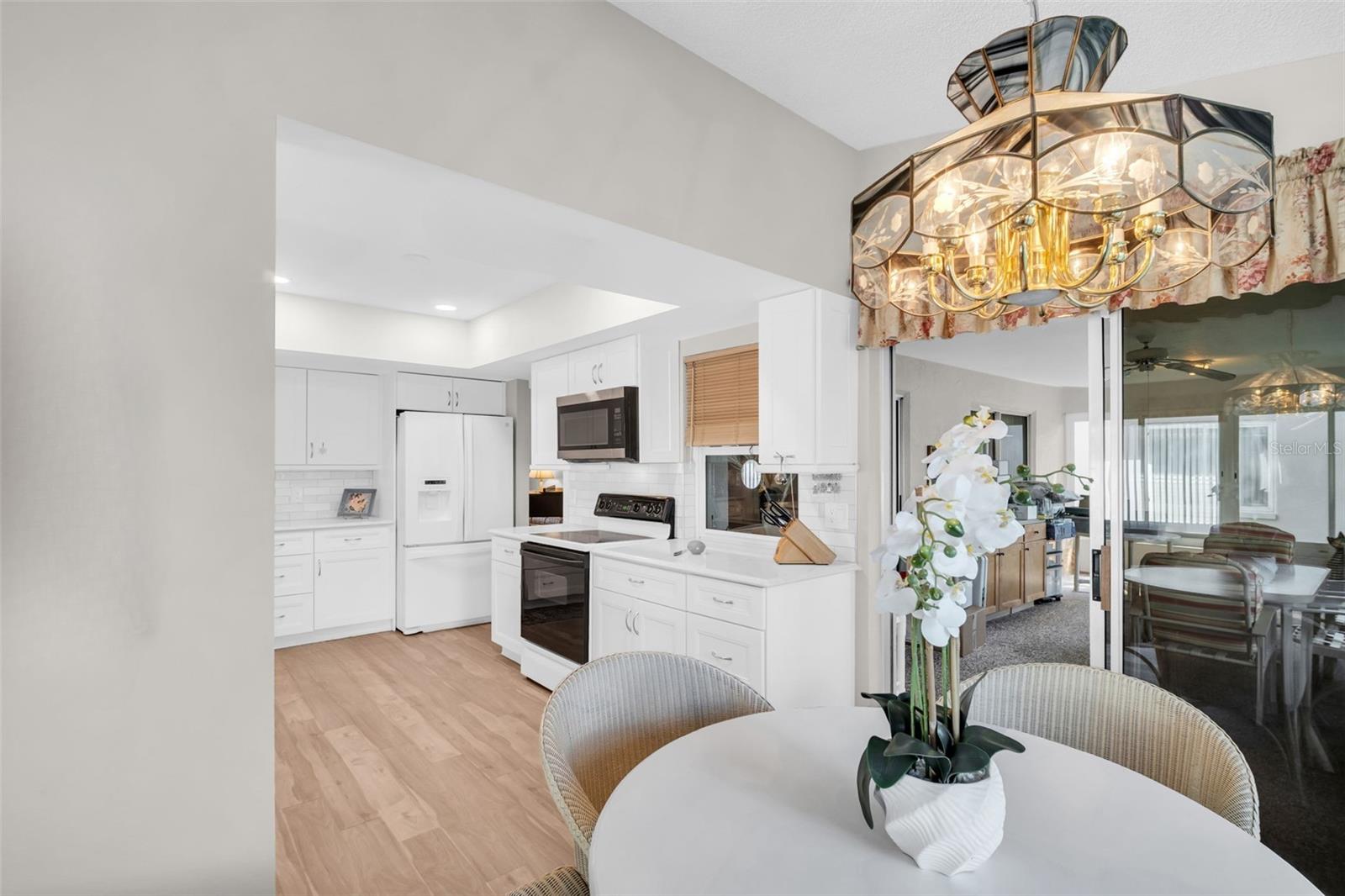Eat-in kitchen nook~