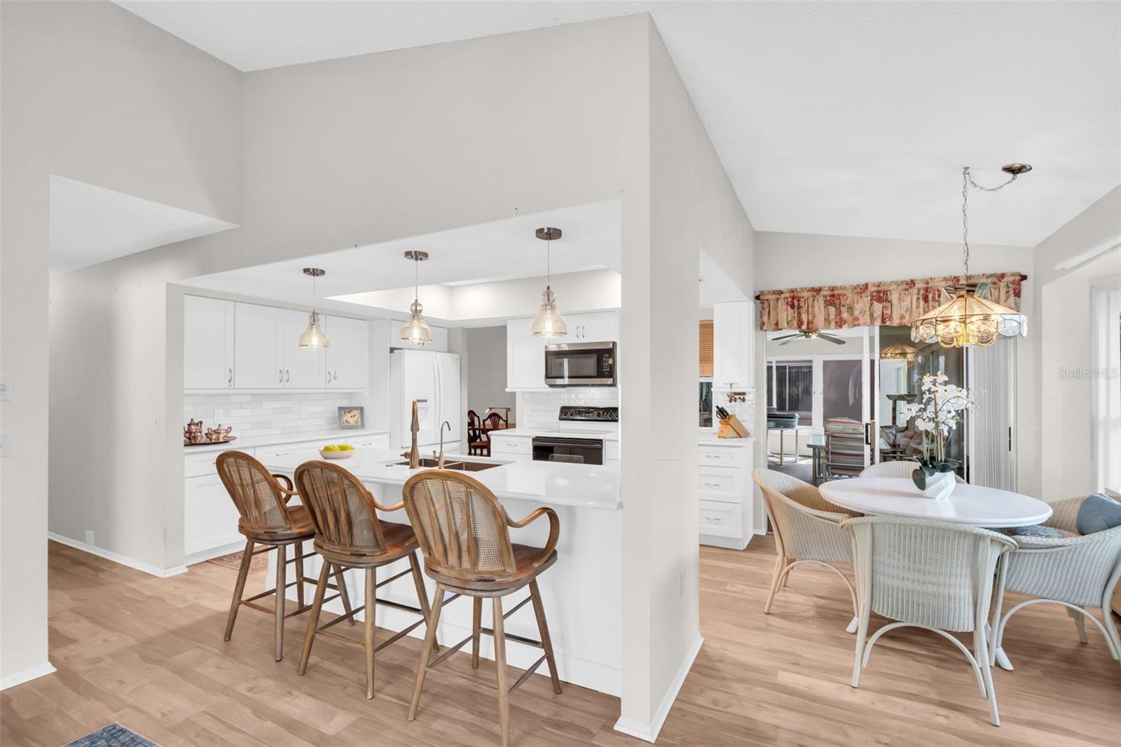 Bar top seating for casual dining~