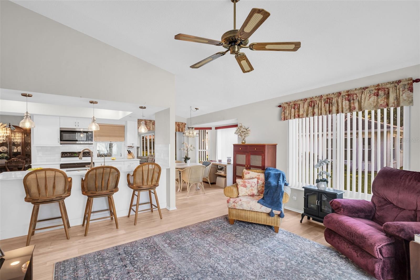 Spacious light & bright living room~