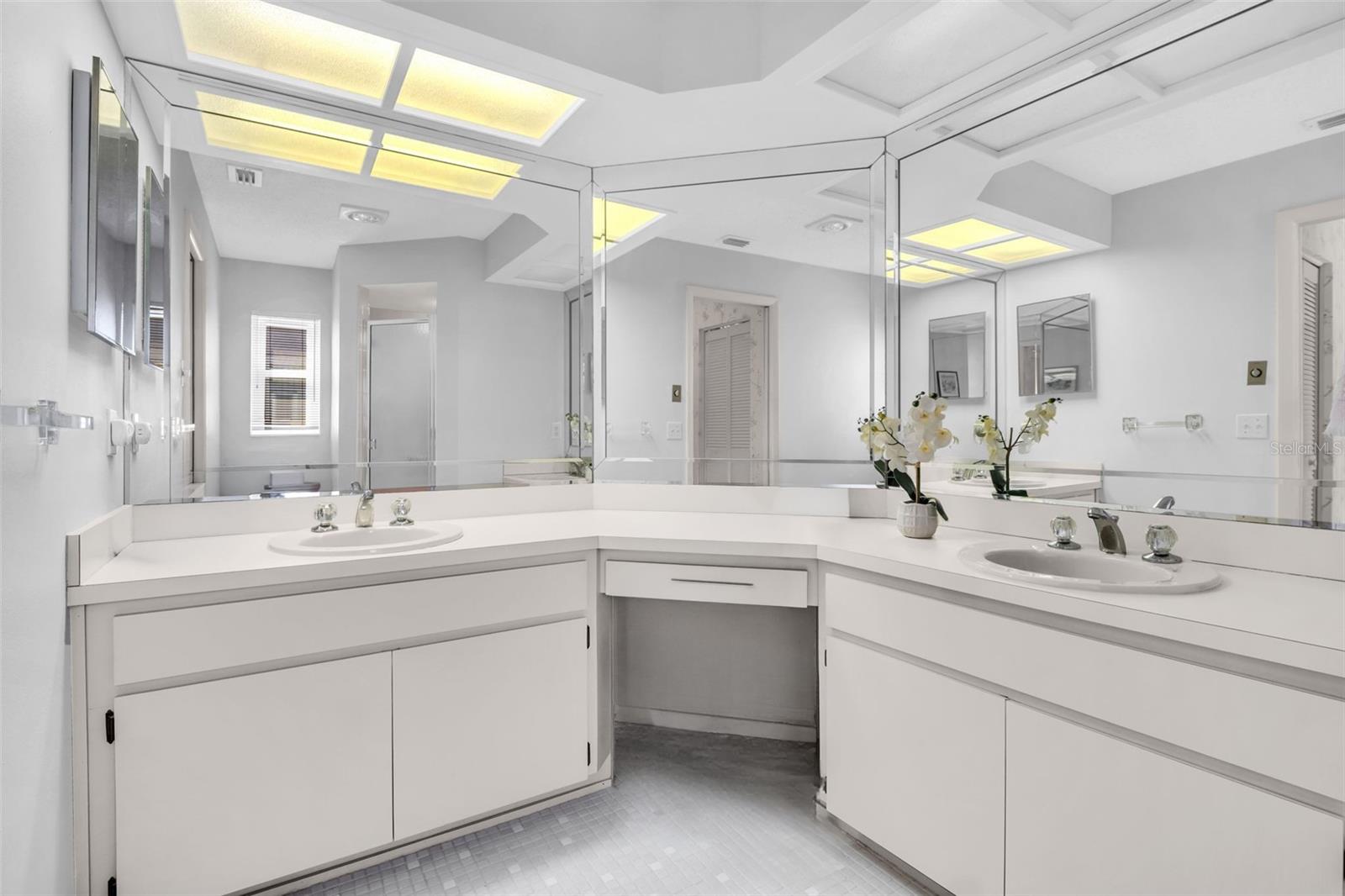 Dual vanities & make-up/vanity space~