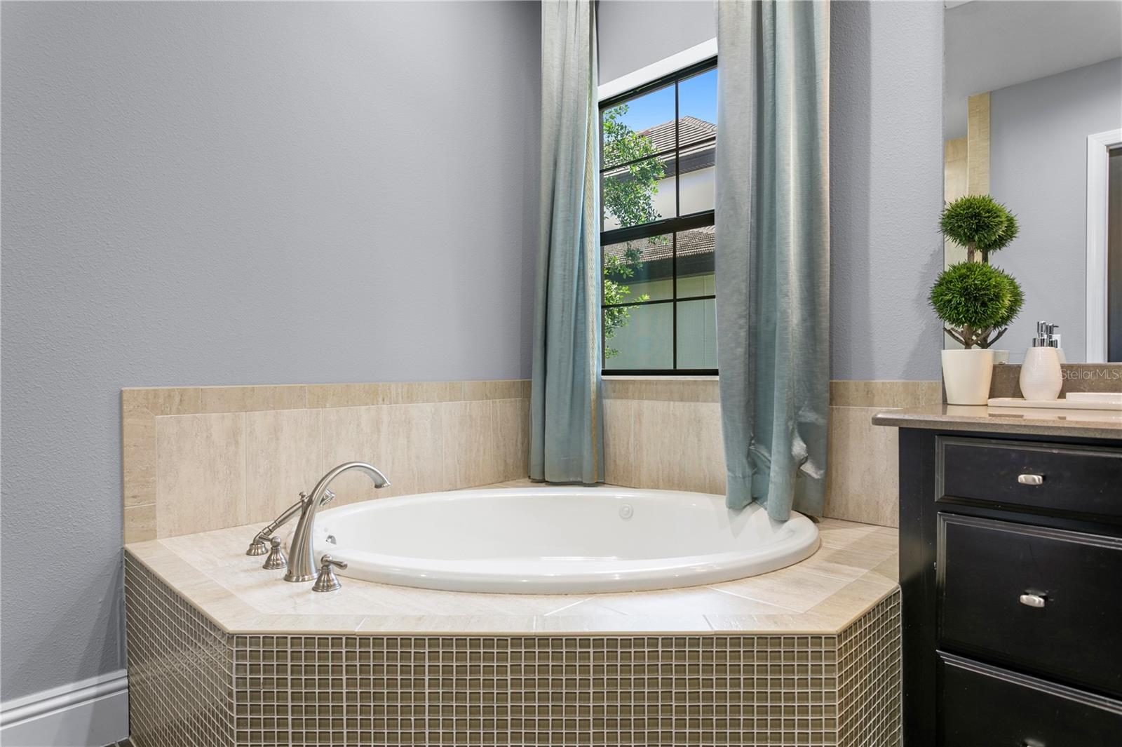 Soaking tub of secondary bedroom.