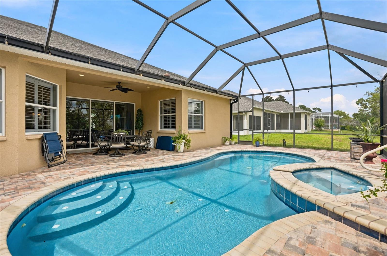 Private hot-tub/spa for unwinding after your day!